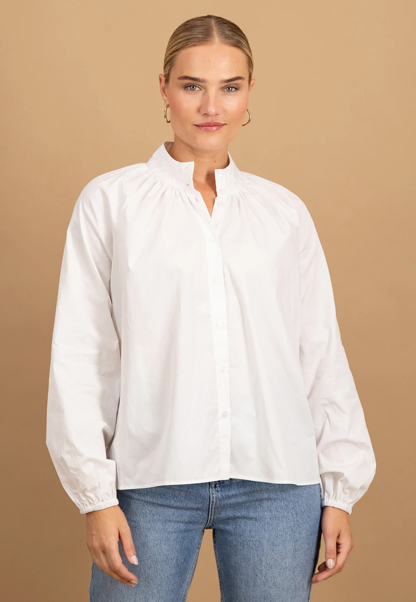Bluse aus Baumwolle mit Stehkragen und Faltenlegung