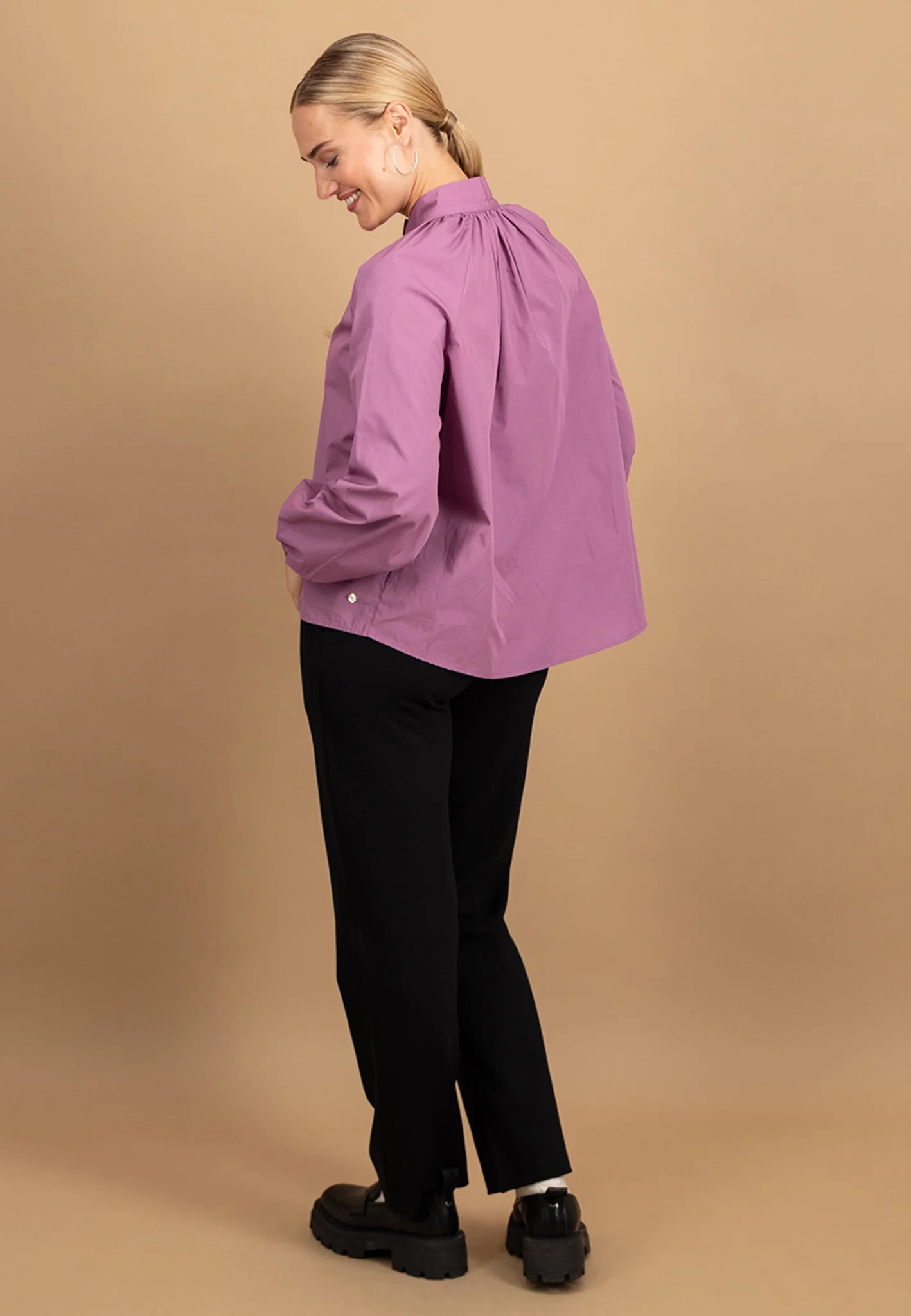 Bluse aus Baumwolle mit Stehkragen und Faltenlegung - Image 9