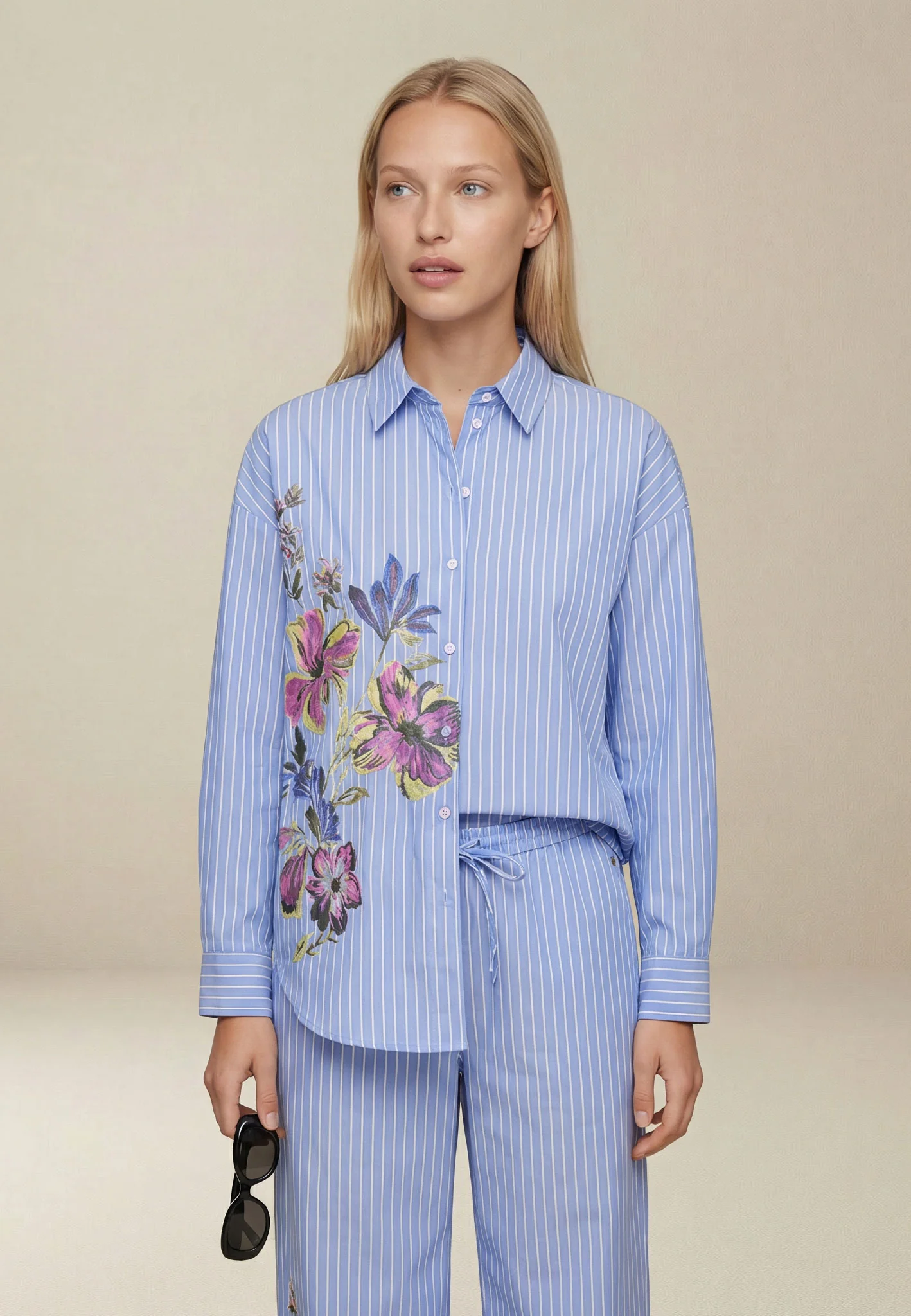Bluse aus Baumwollstretch mit floraler Applikation und Hemdkragen