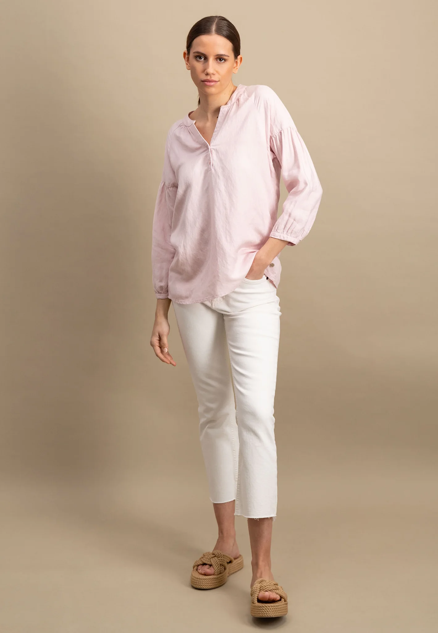 Bluse aus Leinen-Viskose-Mix mit V-Ausschnitt - Image 10