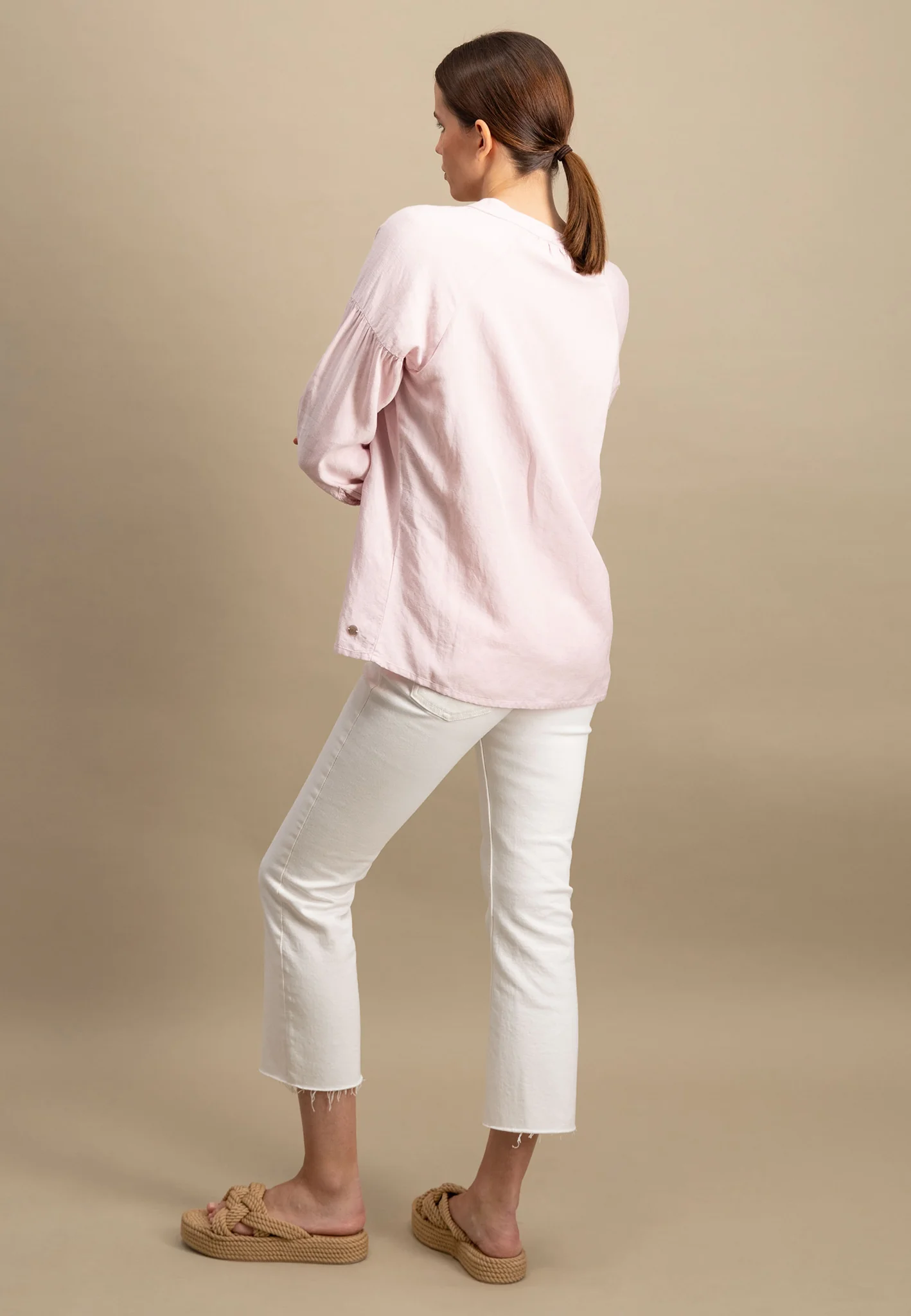 Bluse aus Leinen-Viskose-Mix mit V-Ausschnitt - Image 9