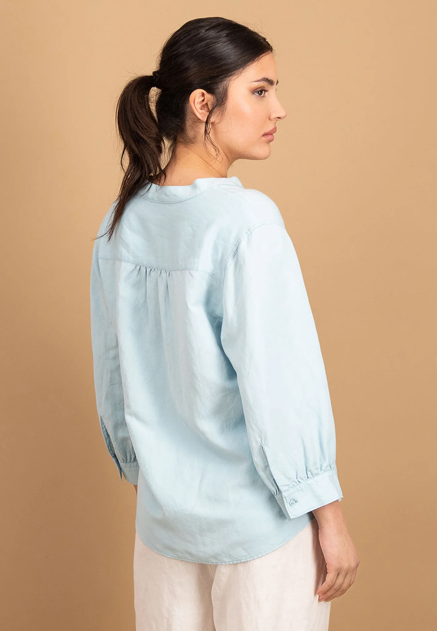Bluse aus Leinenmix mit V-Ausschnitt - Image 3