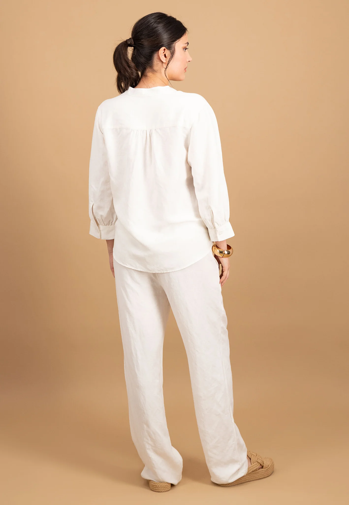 Bluse aus Leinenmix mit V-Ausschnitt - Image 9
