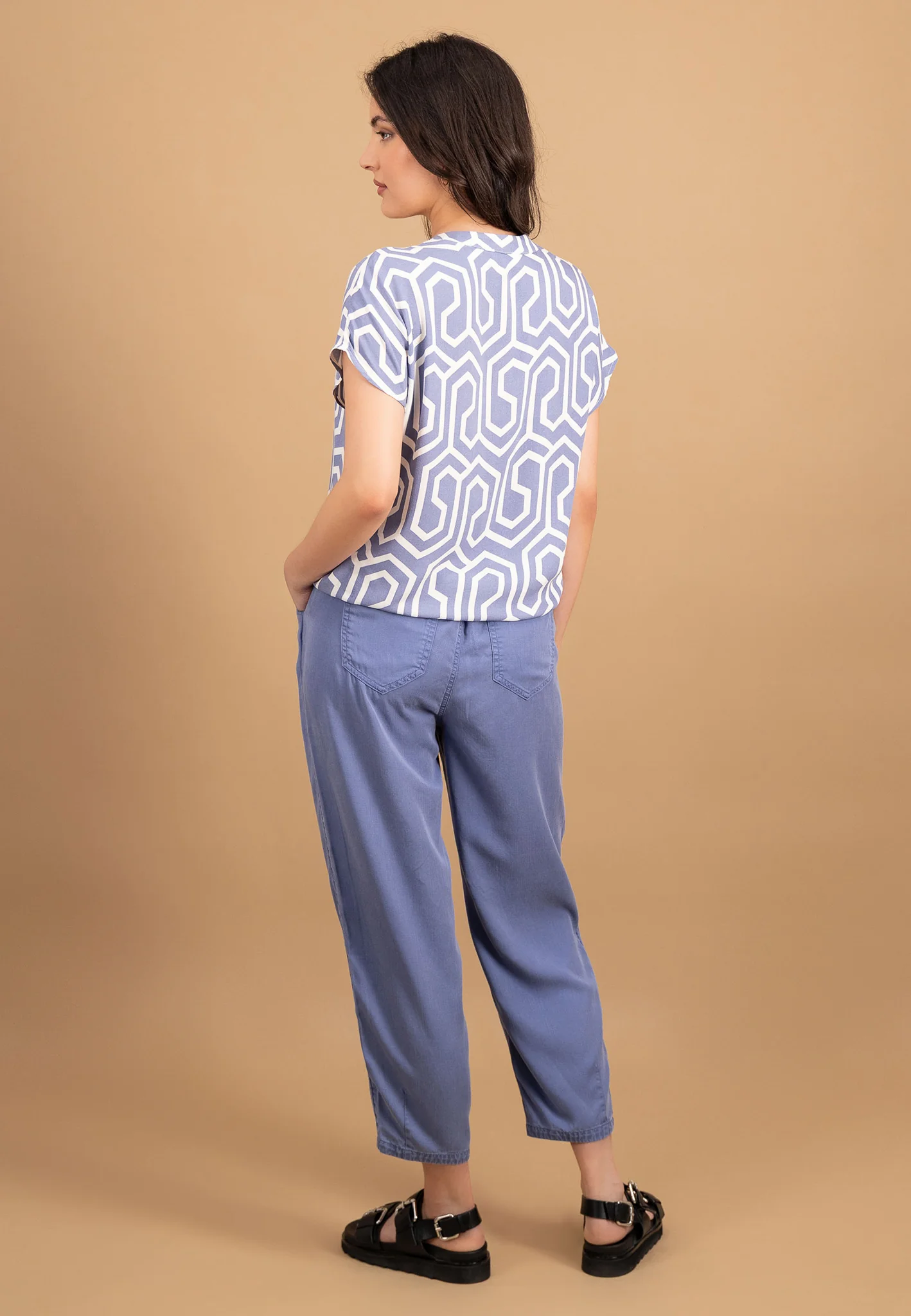 Blusenshirt aus Viskose mit grafischem Print und Gummizug - Image 3