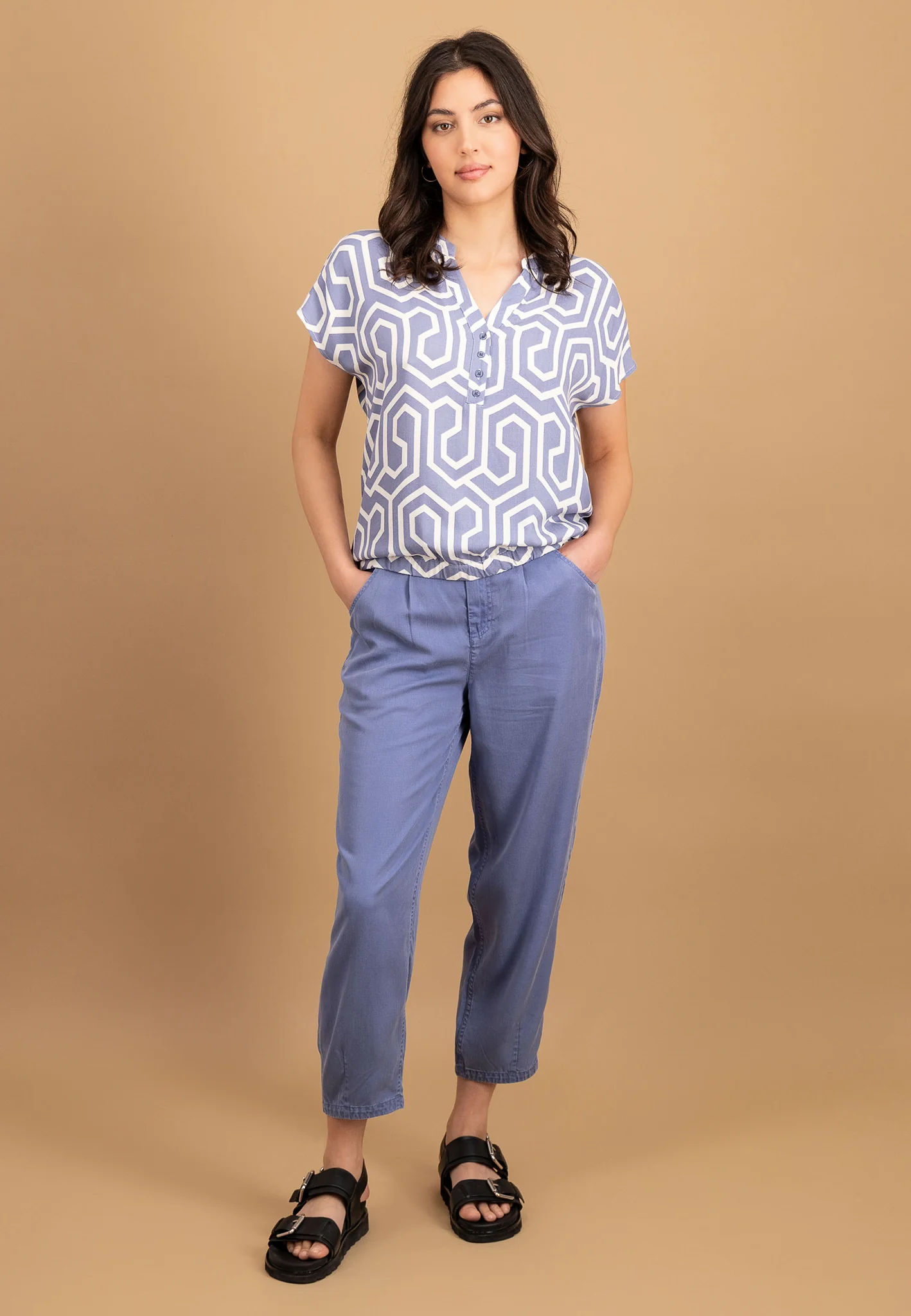 Blusenshirt aus Viskose mit grafischem Print und Gummizug - Image 4