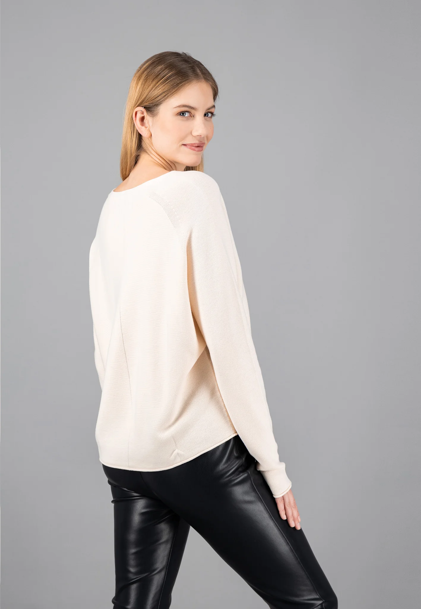 Feinstrick-Pullover mit V-Ausschnitt aus Baumwolle - Image 11