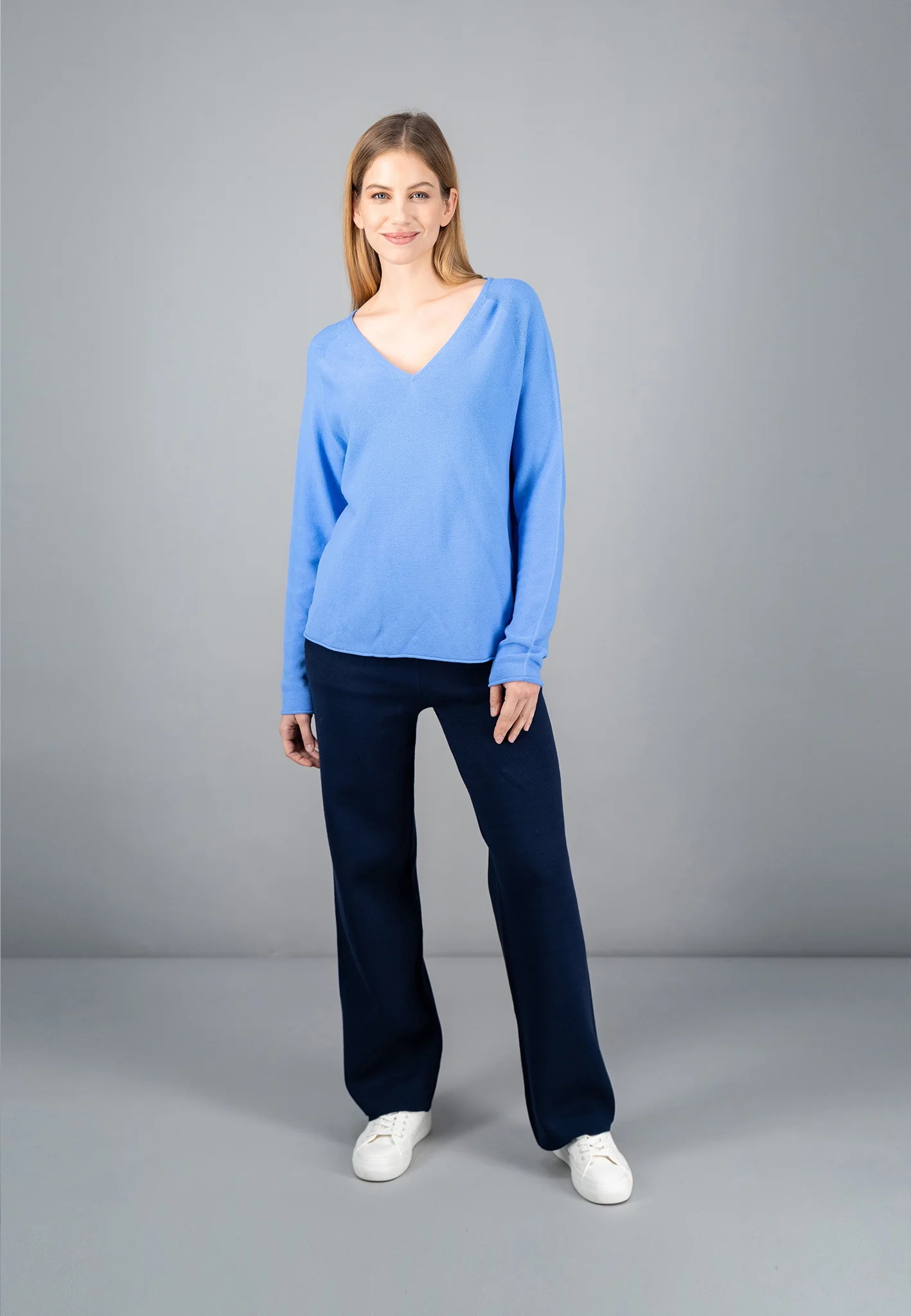 Feinstrick-Pullover mit V-Ausschnitt aus Baumwolle - Image 9