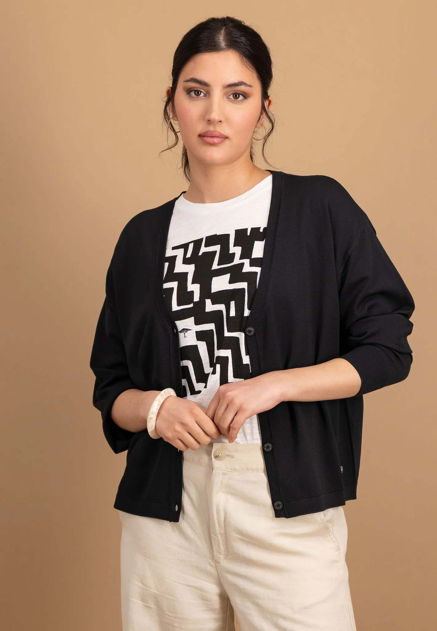 Feinstrickjacke aus Viskose-Mix mit Knöpfen