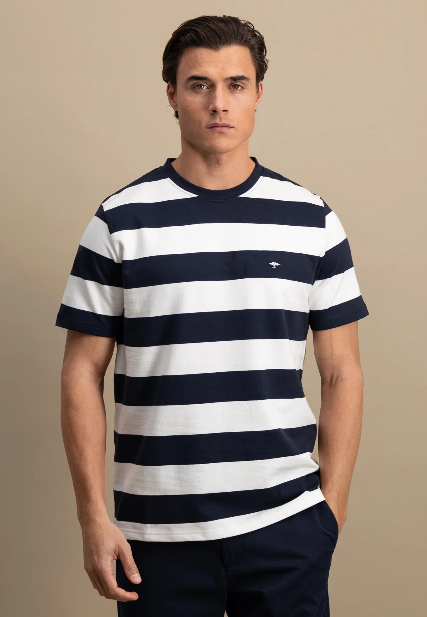 Gestreiftes T-Shirt mit farbigem Logodetail