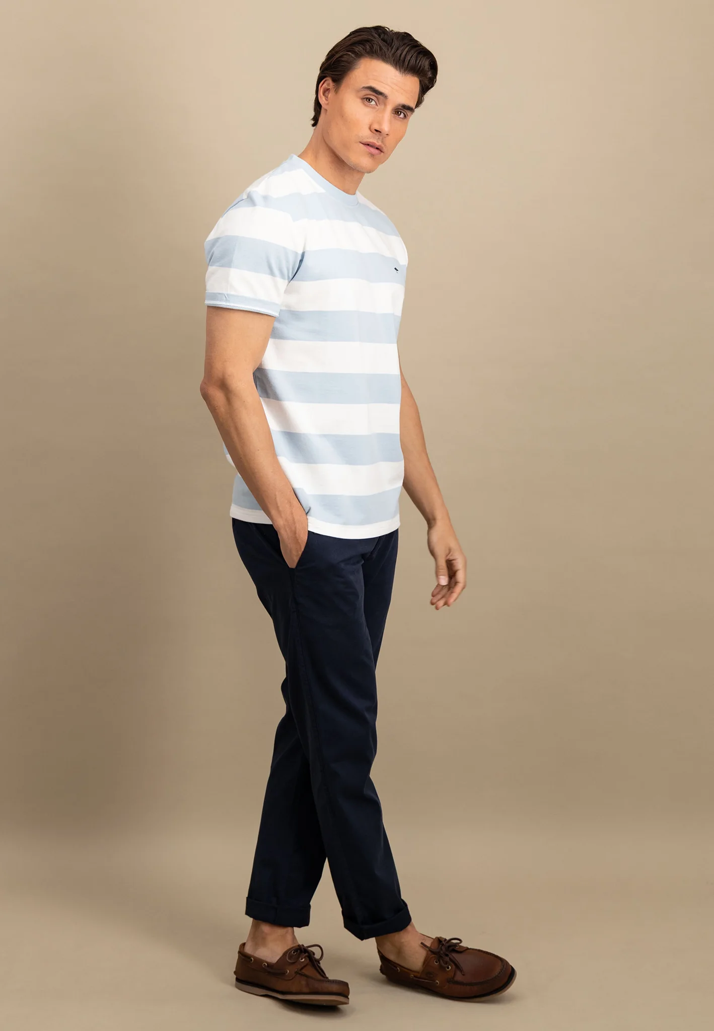 Gestreiftes T-Shirt mit farbigem Logodetail - Image 10