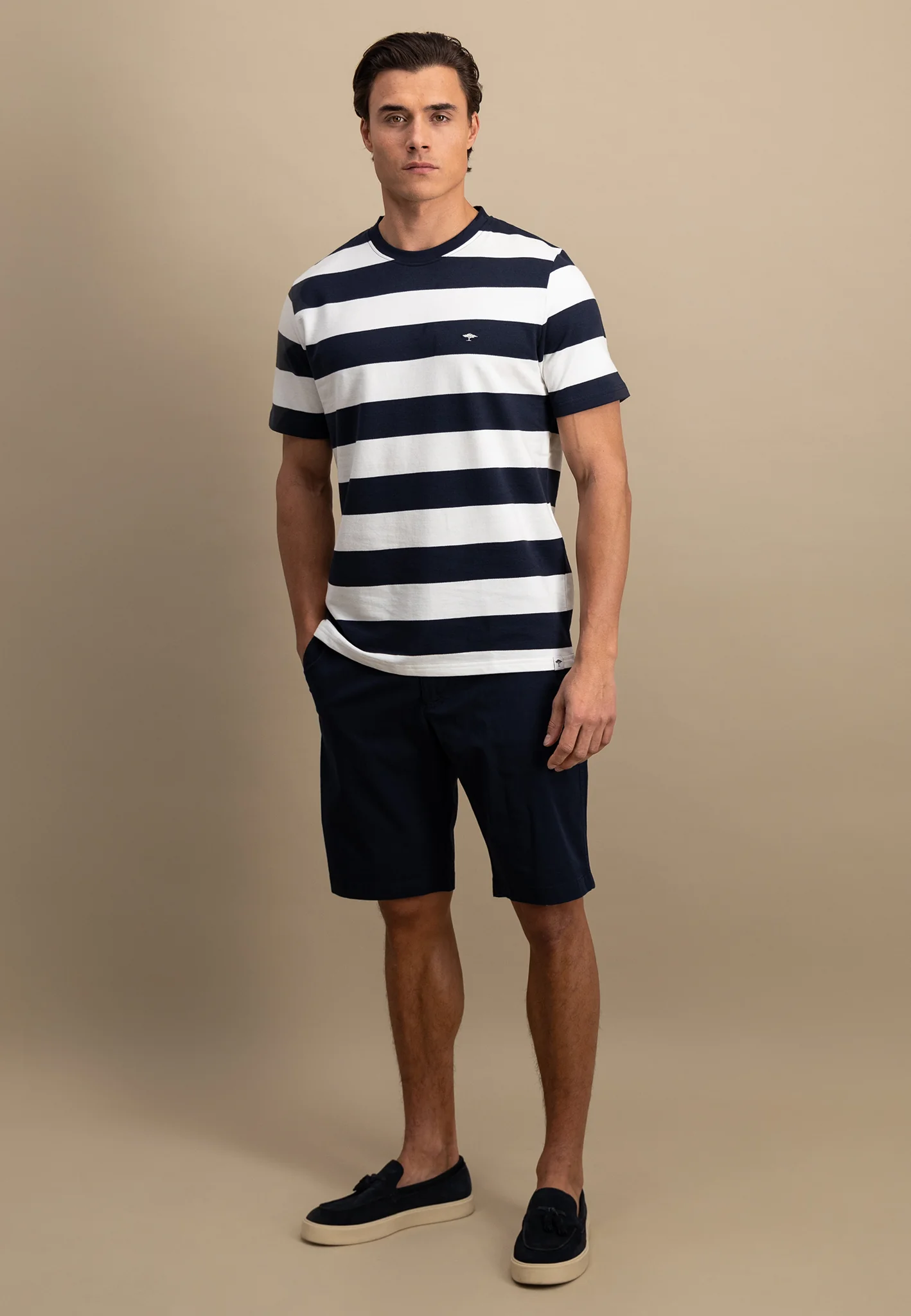 Gestreiftes T-Shirt mit farbigem Logodetail - Image 2