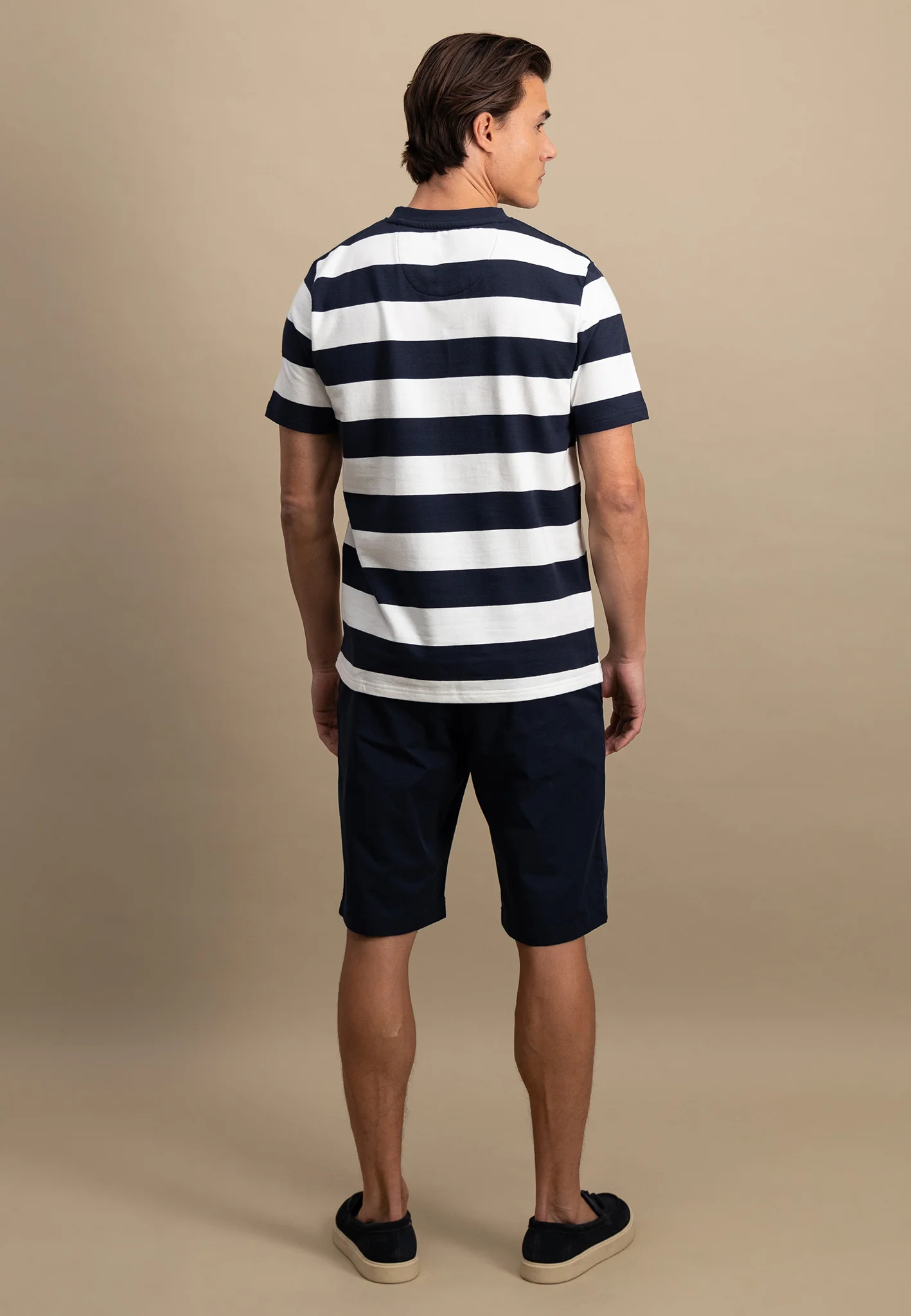 Gestreiftes T-Shirt mit farbigem Logodetail - Image 3