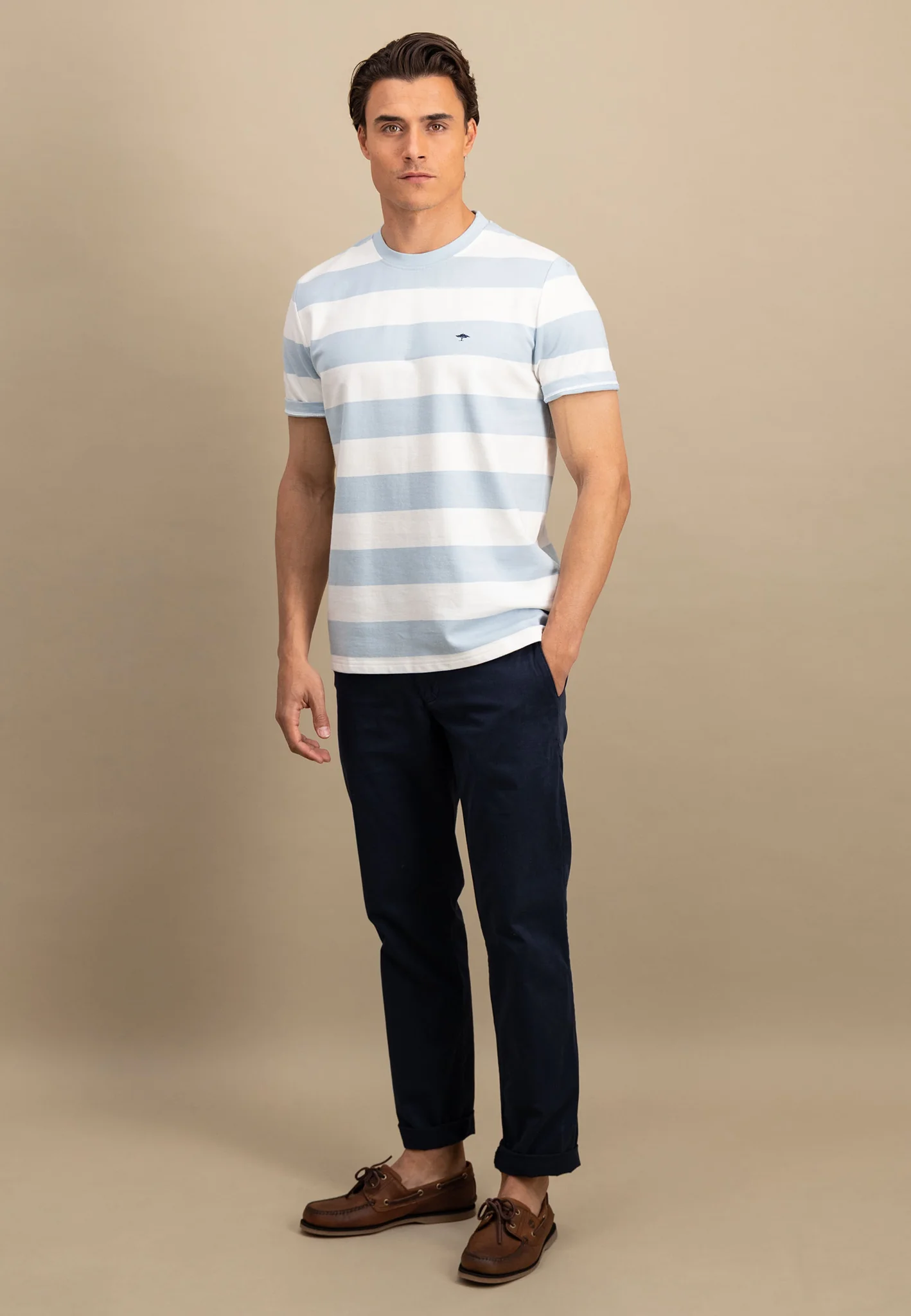 Gestreiftes T-Shirt mit farbigem Logodetail - Image 8