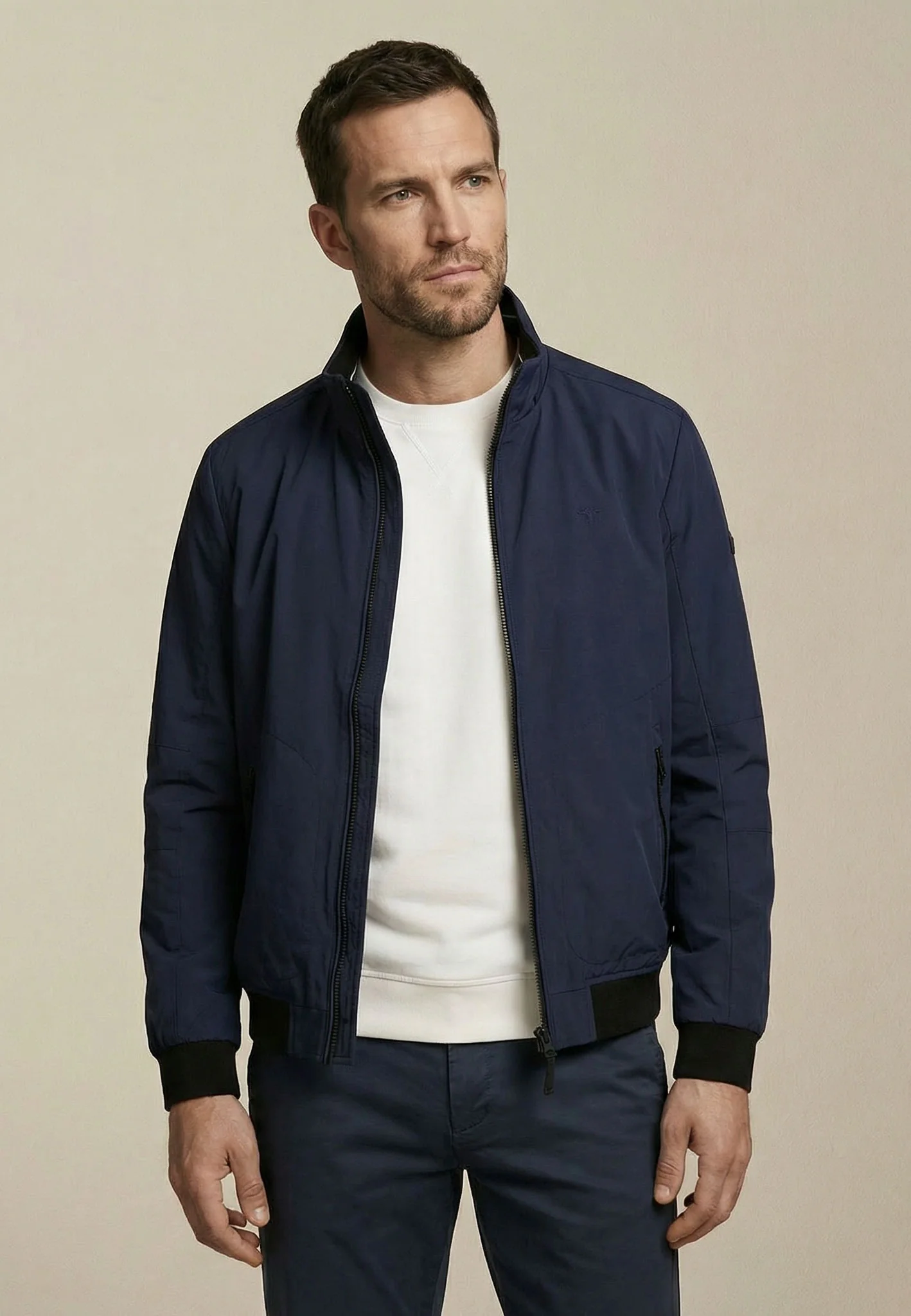 Jacke mit Stehkragen und Reißverschlusstaschen