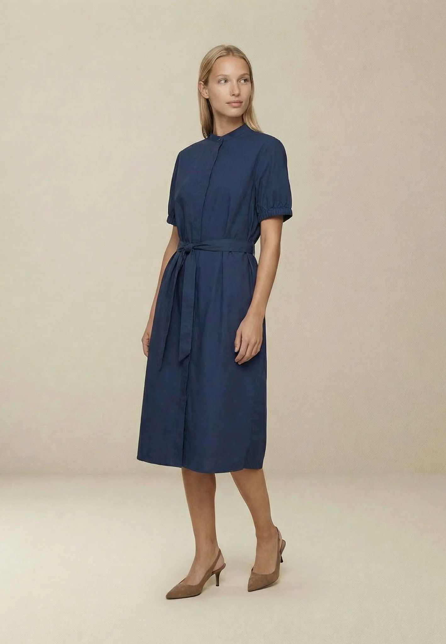 Kleid aus Baumwolle mit Stehkragen und Bindegürtel