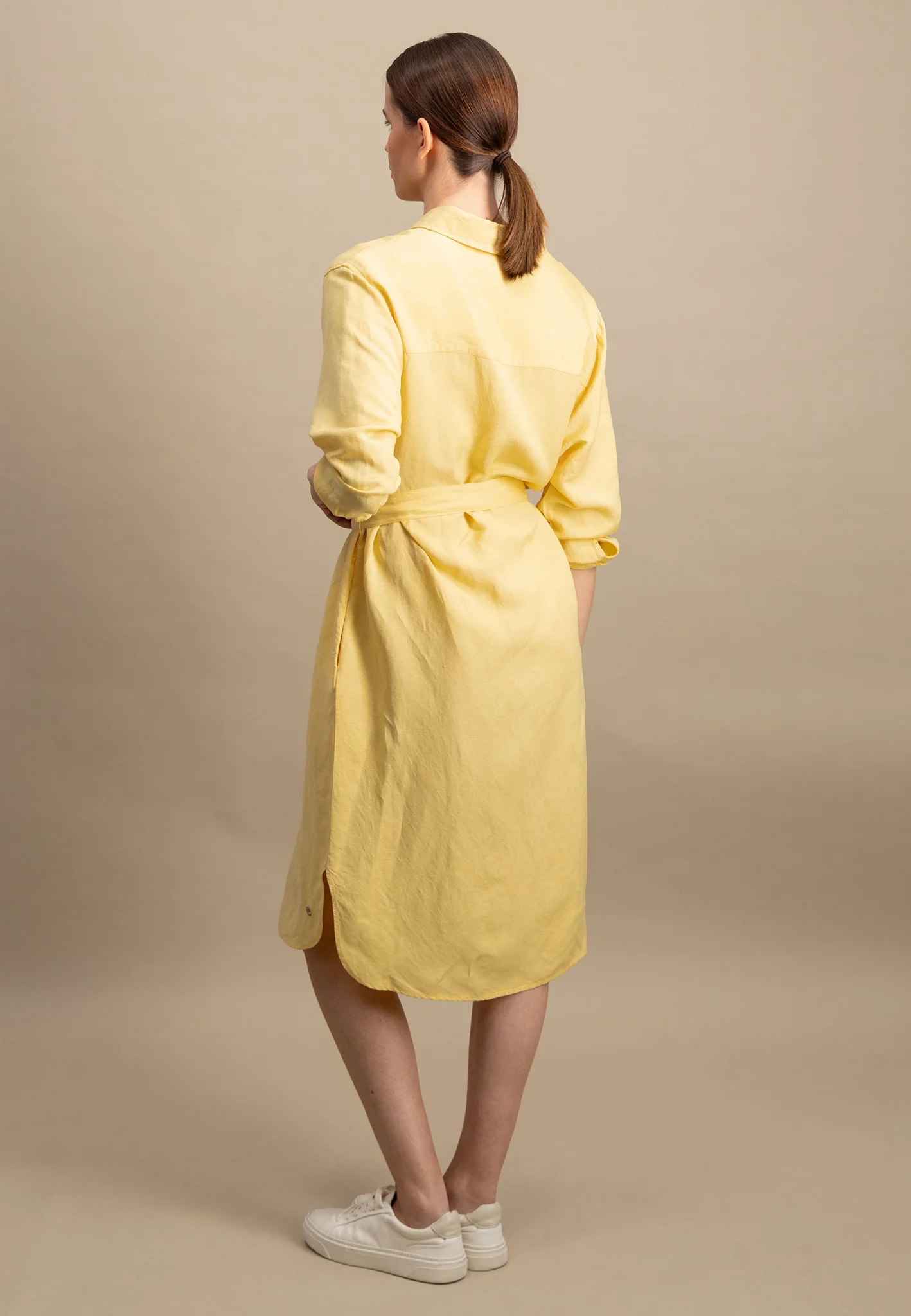 Kleid aus Leinen-Viskose-Mix mit Taillengürtel - Image 20
