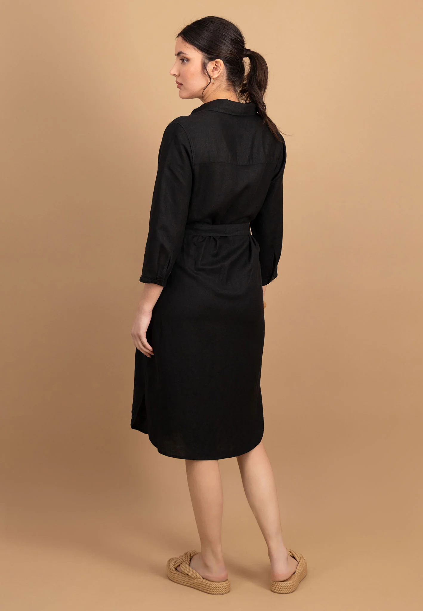 Kleid aus Leinen-Viskose-Mix mit Taillengürtel - Image 3