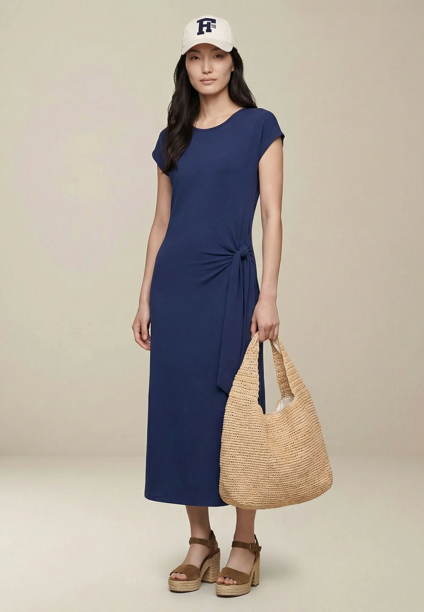 Kleid aus Viskosemix mit Taillendetail und Rundhalsausschnitt