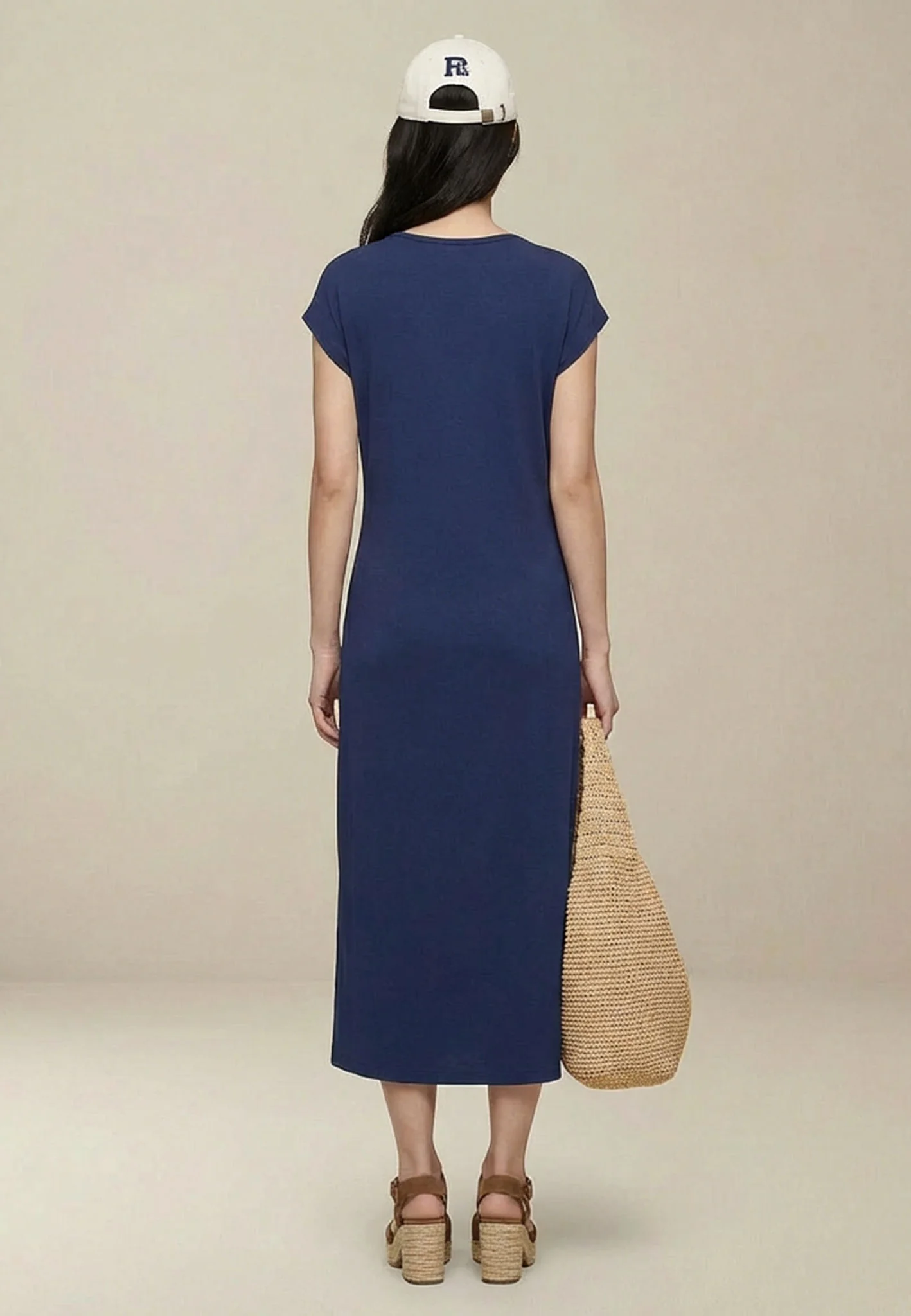Kleid aus Viskosemix mit Taillendetail und Rundhalsausschnitt - Image 3