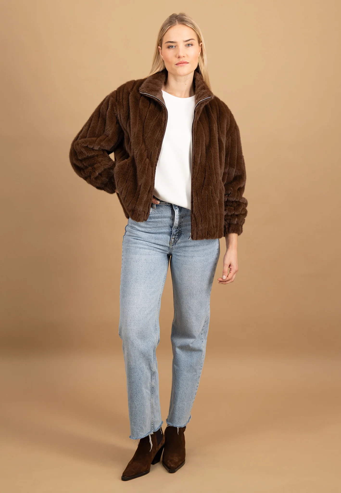 Kunstfelljacke mit Stehkragen und elastischen Bündchen - Image 4