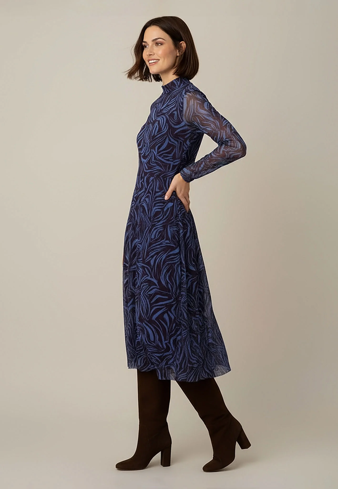 Mesh Kleid in Midi Länge und Print - Image 4