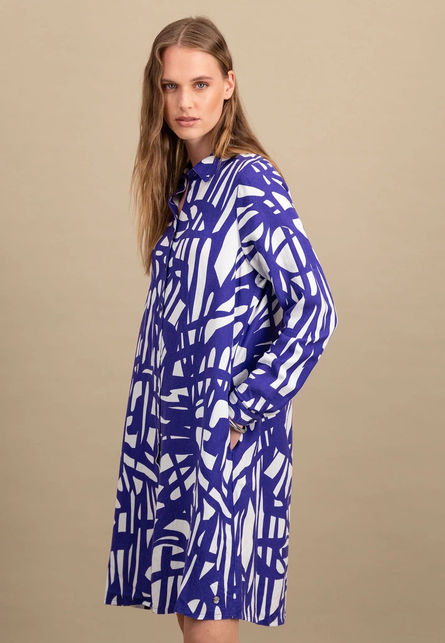 Midikleid aus Leinen-Viskose-Mix mit Alloverprint - Image 7
