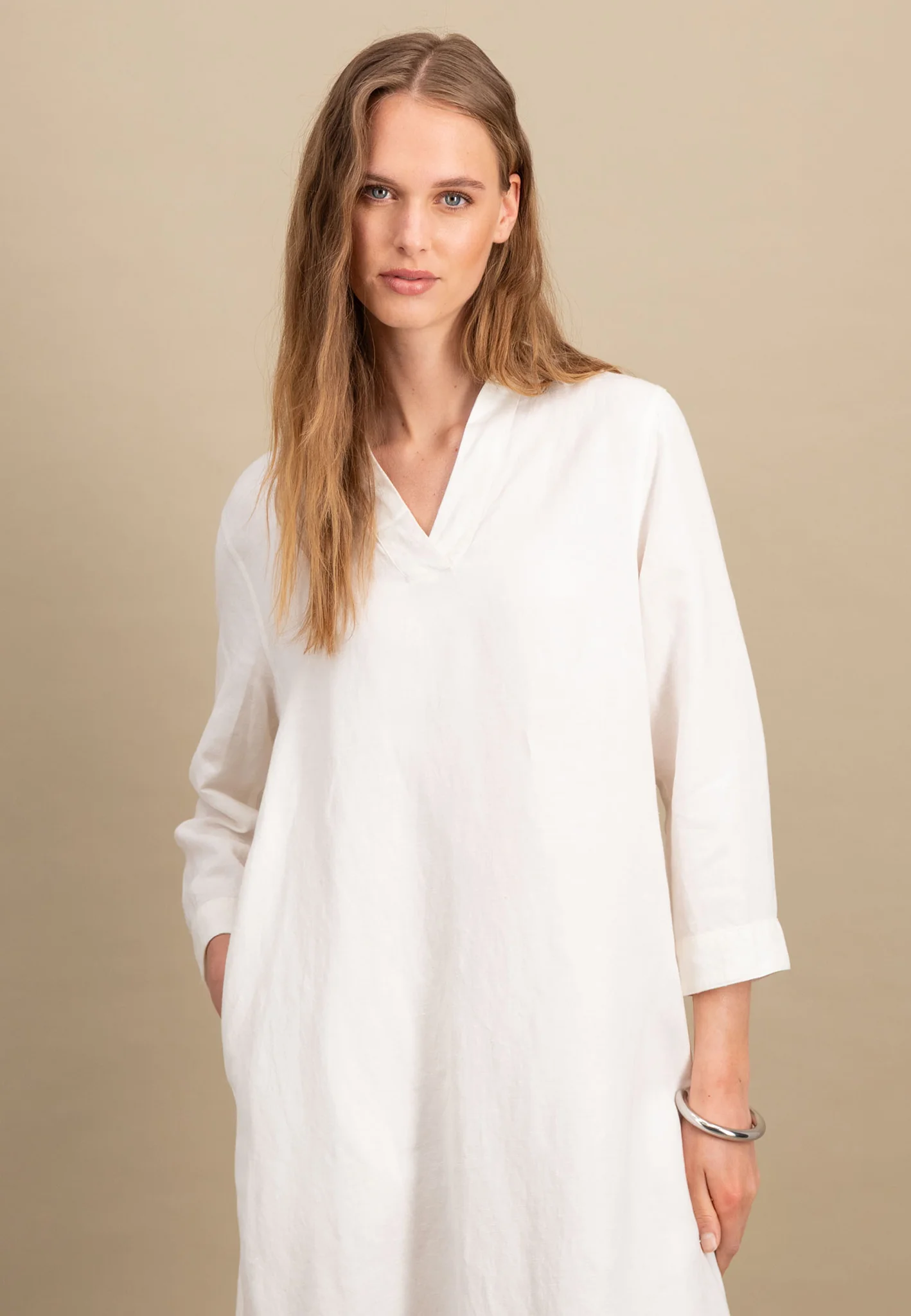 Midikleid aus Leinen-Viskose-Mix mit V-Ausschnitt