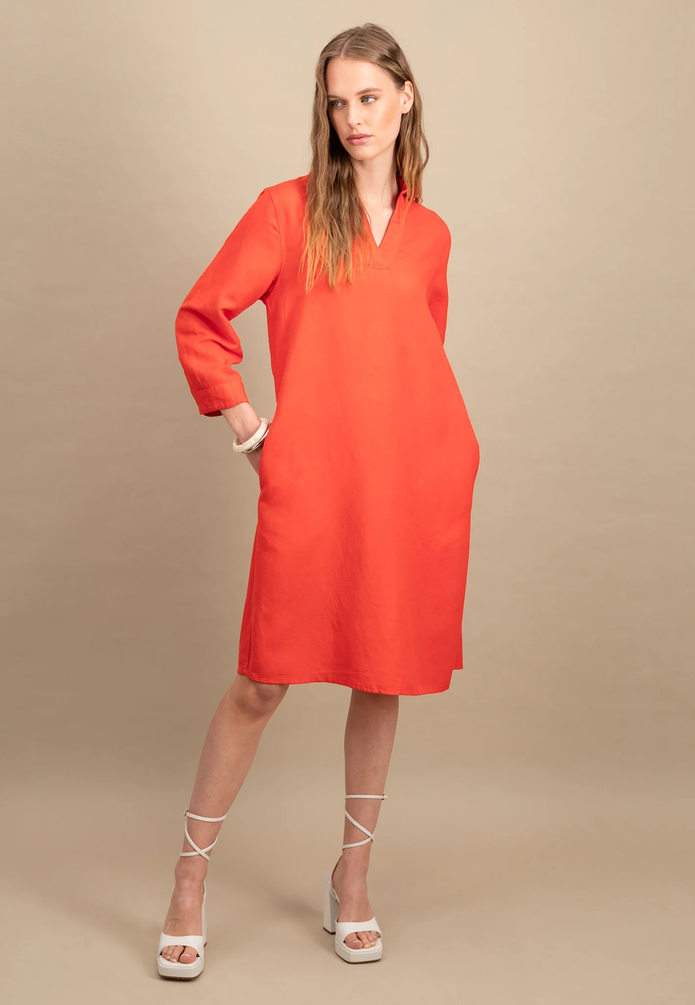 Midikleid aus Leinen-Viskose-Mix mit V-Ausschnitt - Image 10