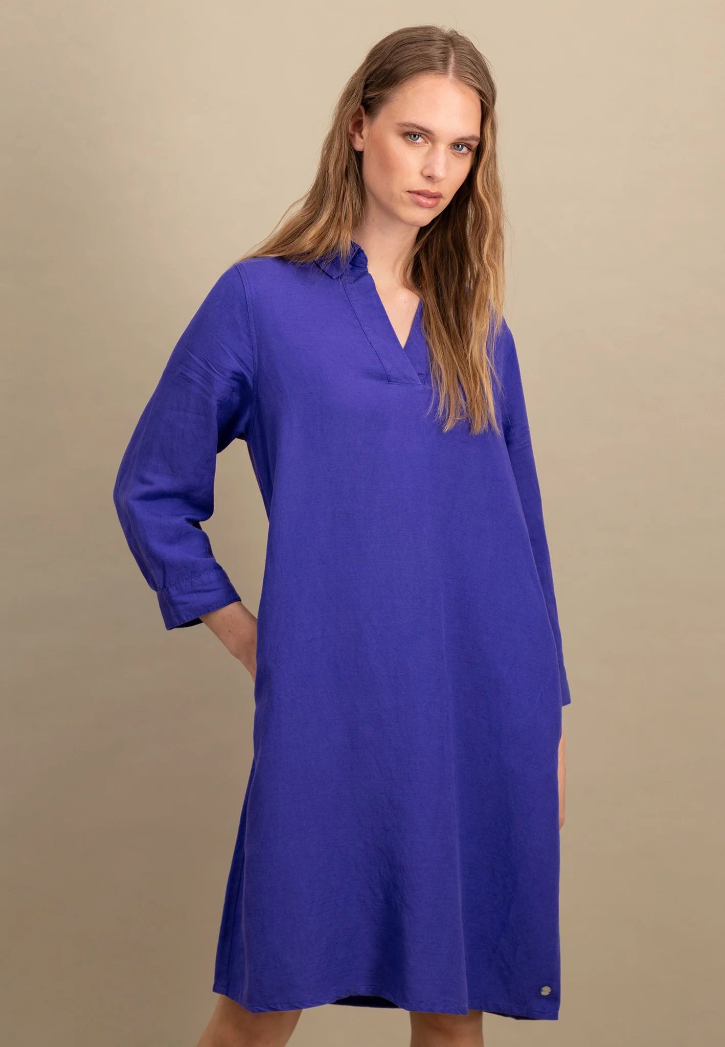 Midikleid aus Leinen-Viskose-Mix mit V-Ausschnitt - Image 13