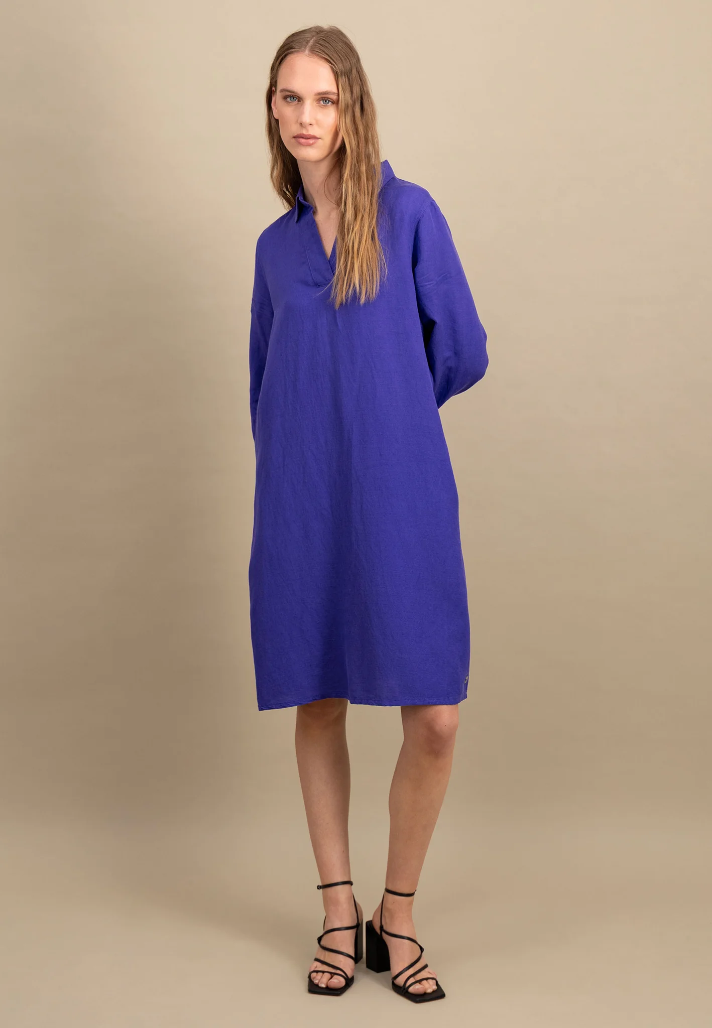Midikleid aus Leinen-Viskose-Mix mit V-Ausschnitt - Image 14