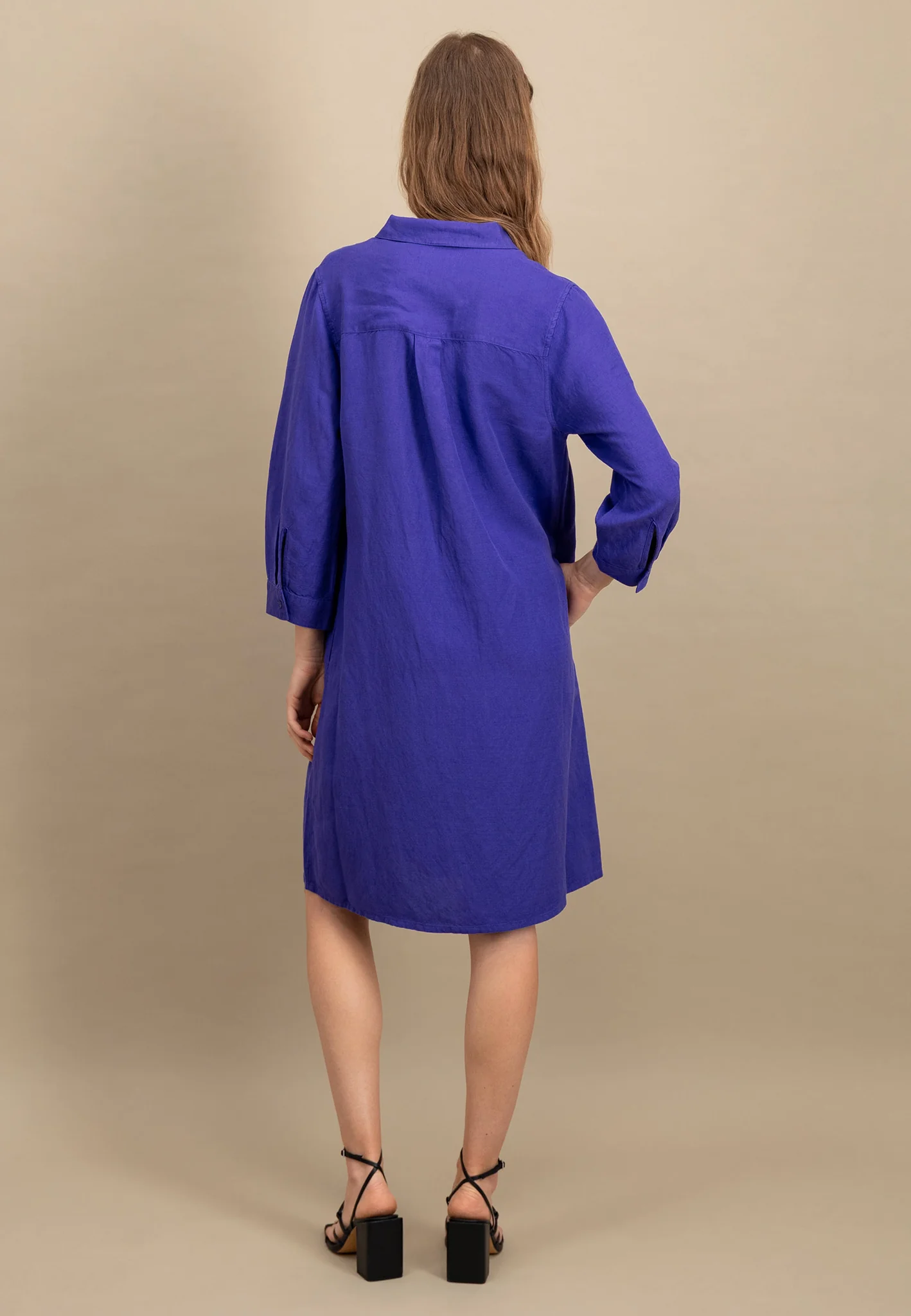 Midikleid aus Leinen-Viskose-Mix mit V-Ausschnitt - Image 15