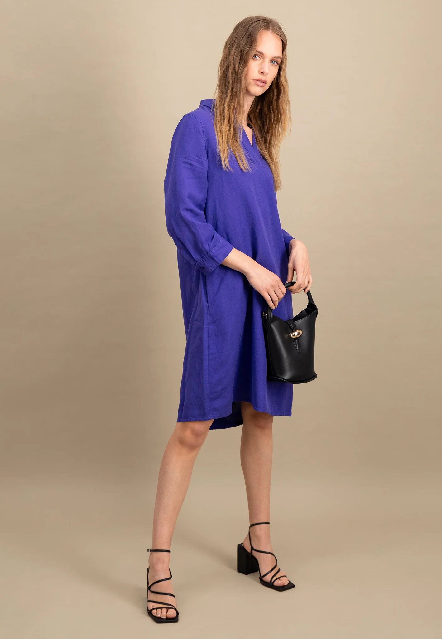 Midikleid aus Leinen-Viskose-Mix mit V-Ausschnitt - Image 16