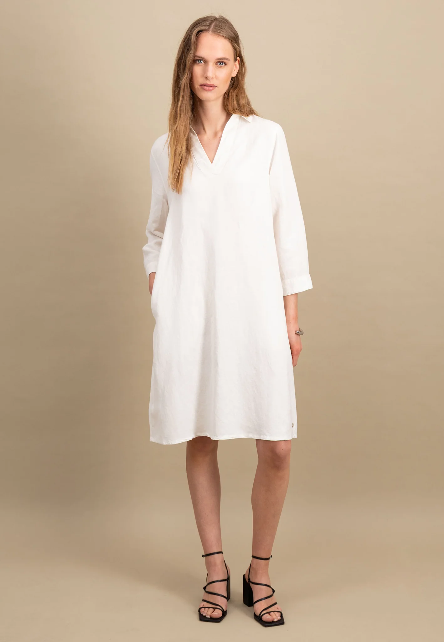 Midikleid aus Leinen-Viskose-Mix mit V-Ausschnitt - Image 2