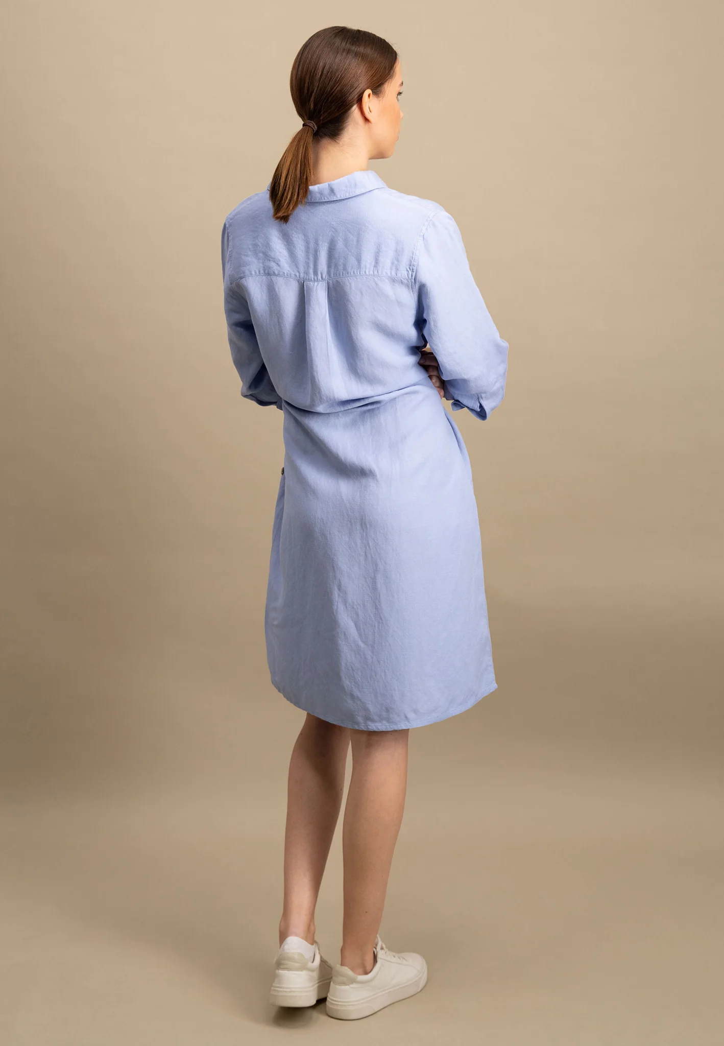 Midikleid aus Leinen-Viskose-Mix mit V-Ausschnitt - Image 22