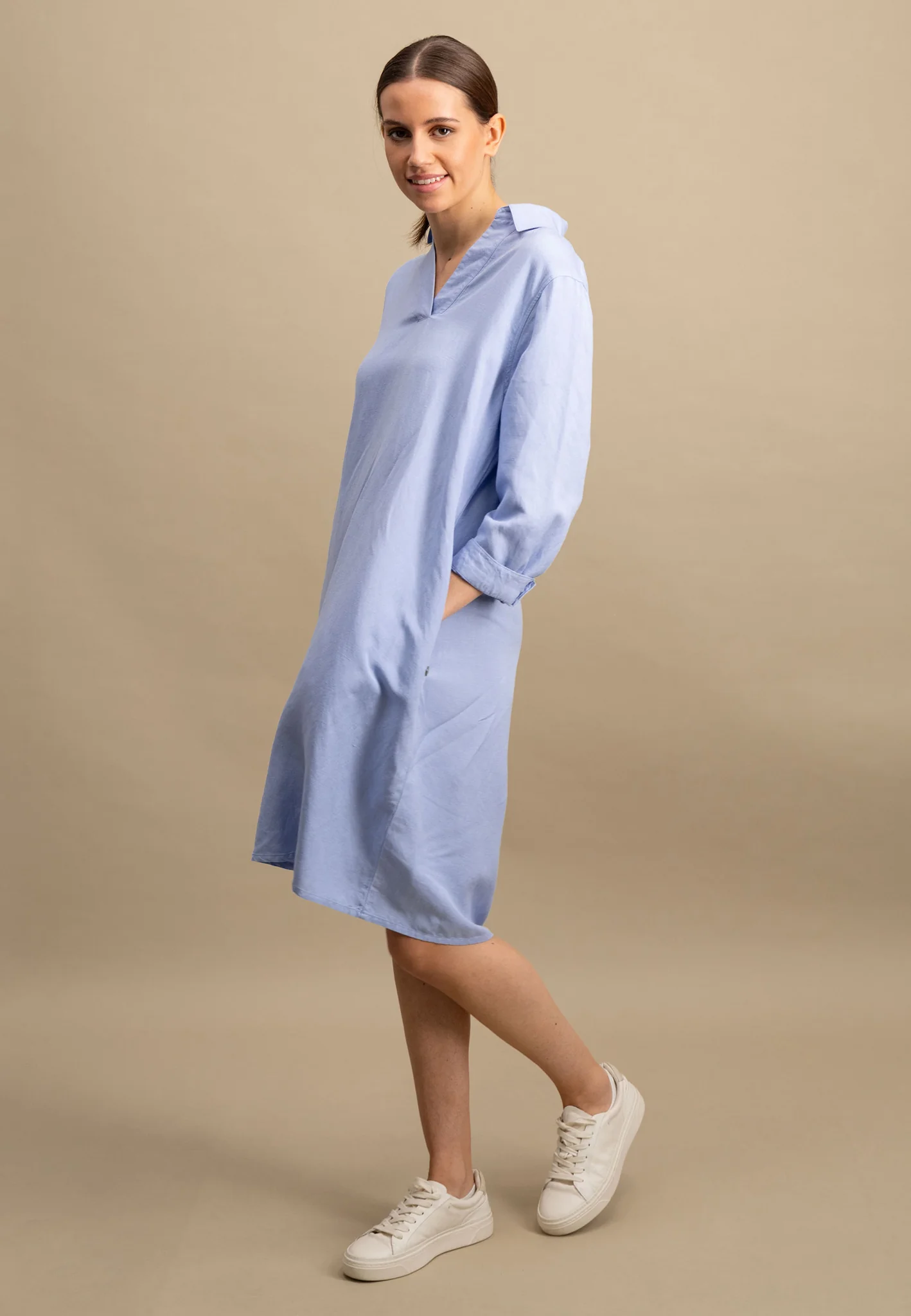 Midikleid aus Leinen-Viskose-Mix mit V-Ausschnitt - Image 23