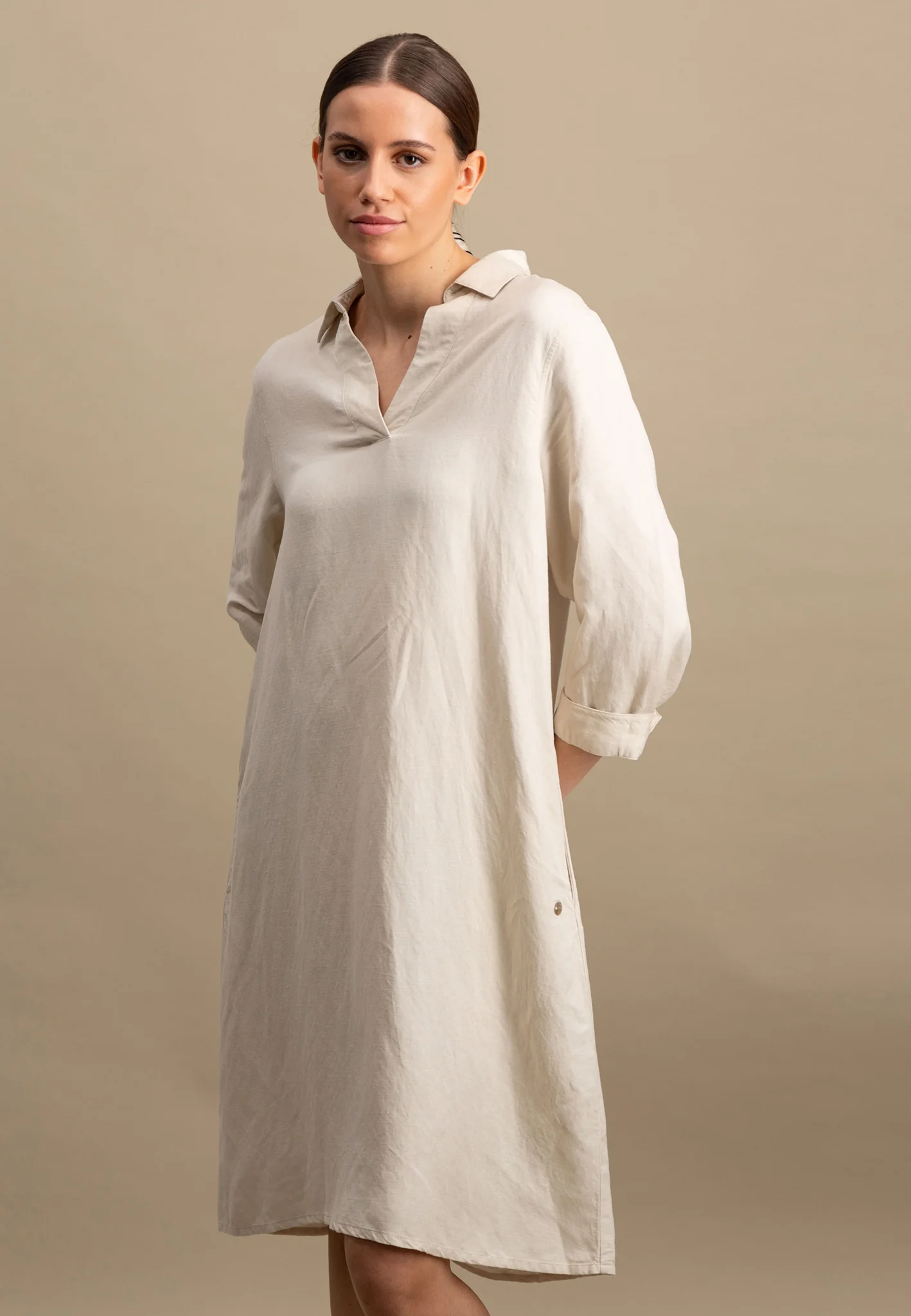 Midikleid aus Leinen-Viskose-Mix mit V-Ausschnitt - Image 28