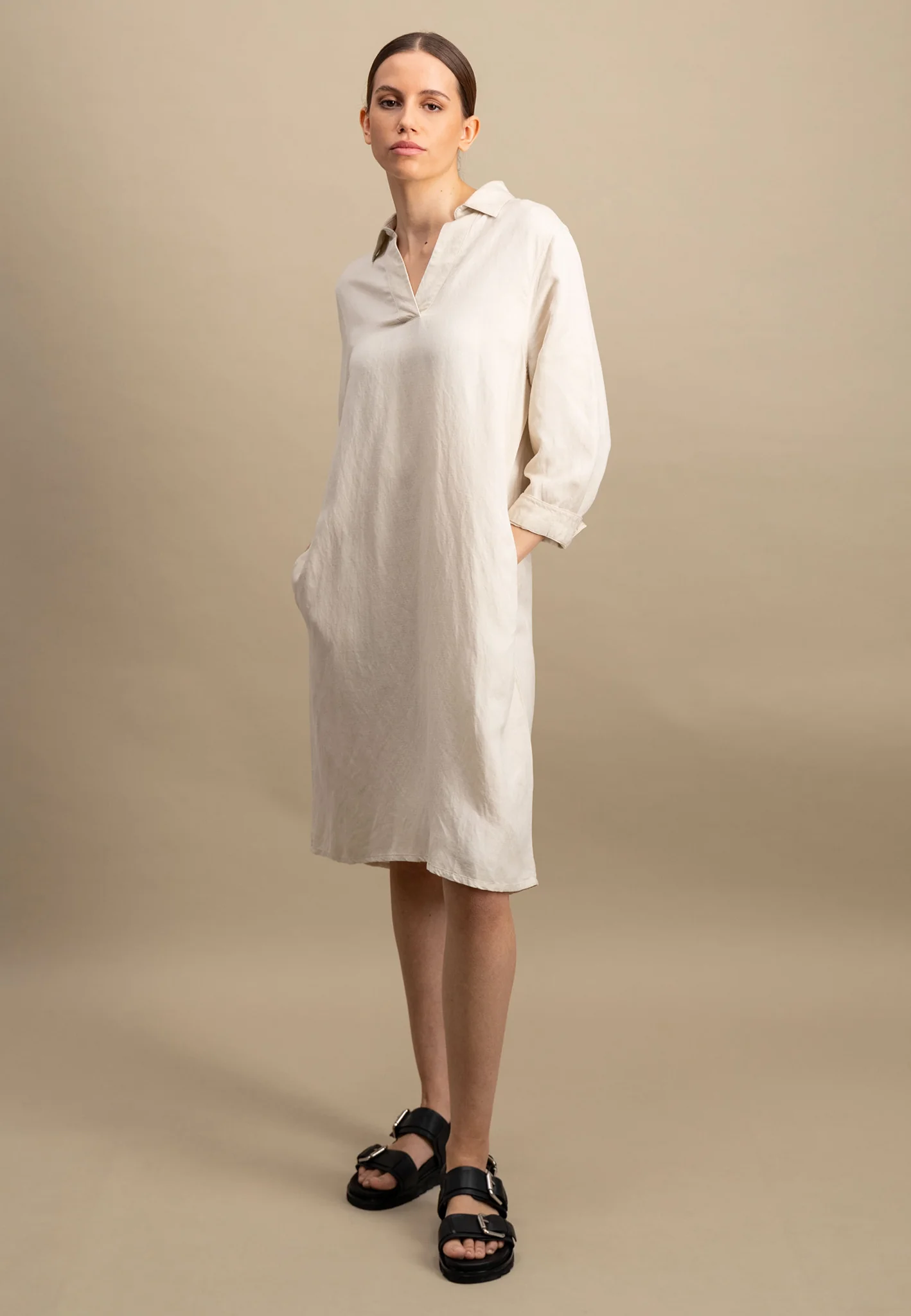 Midikleid aus Leinen-Viskose-Mix mit V-Ausschnitt - Image 29