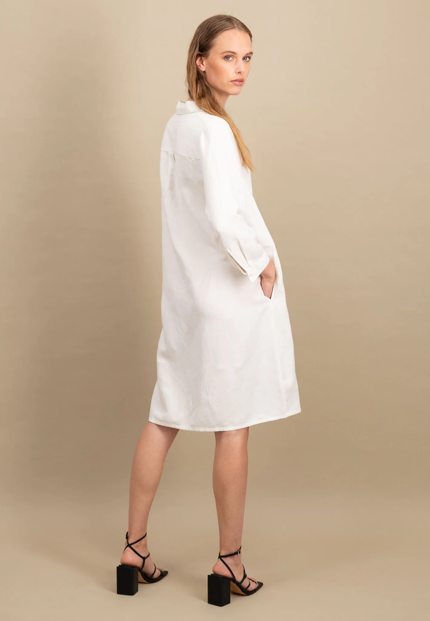 Midikleid aus Leinen-Viskose-Mix mit V-Ausschnitt - Image 3