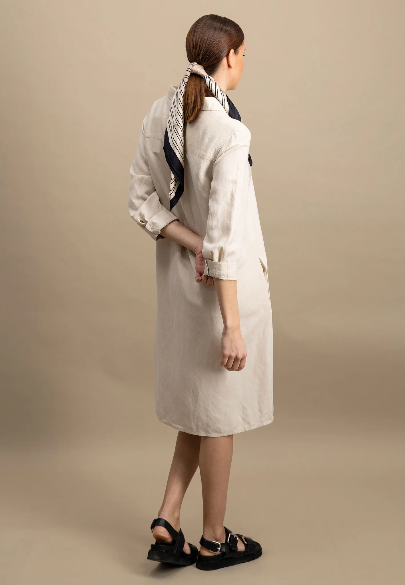 Midikleid aus Leinen-Viskose-Mix mit V-Ausschnitt - Image 30