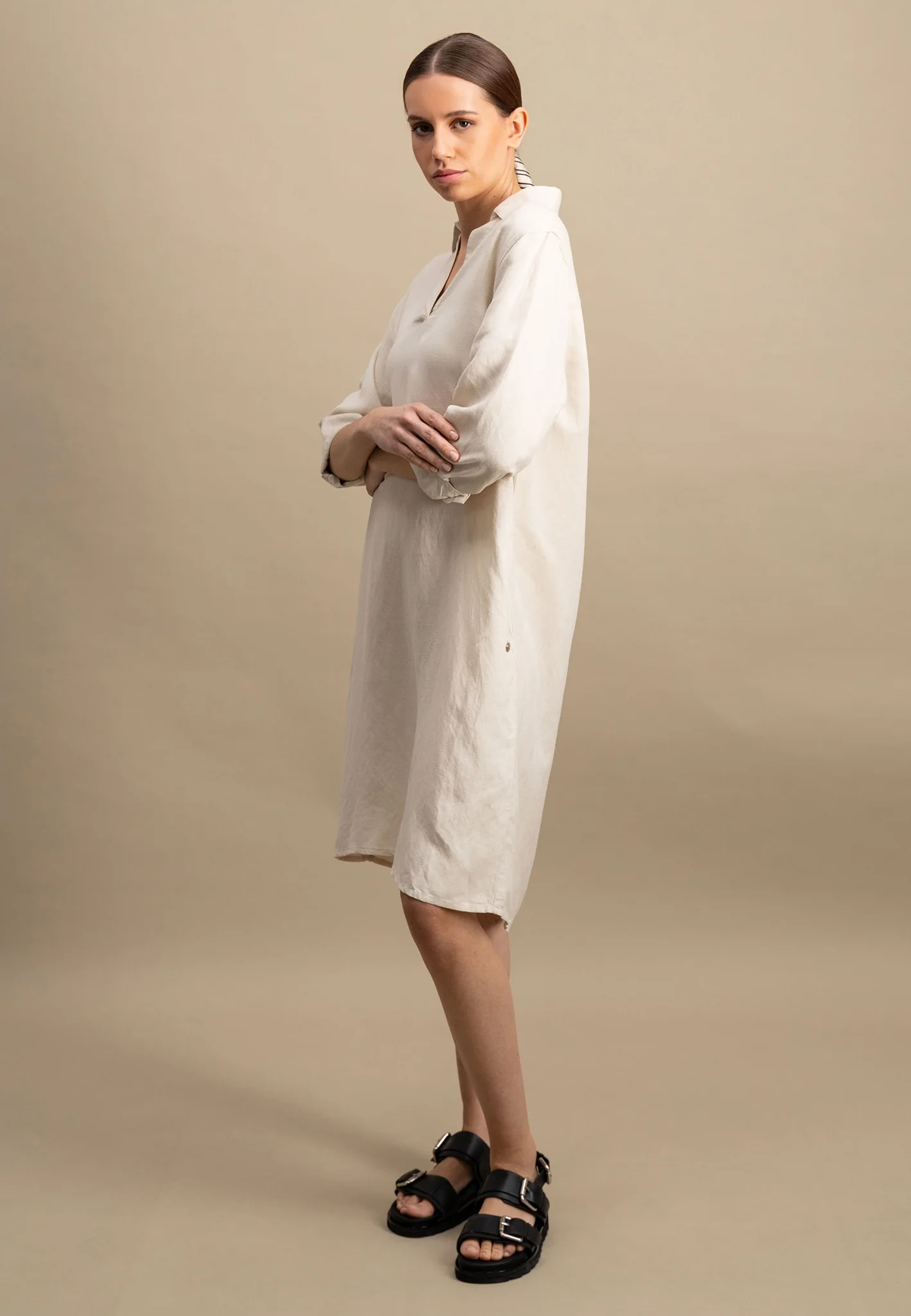 Midikleid aus Leinen-Viskose-Mix mit V-Ausschnitt - Image 31
