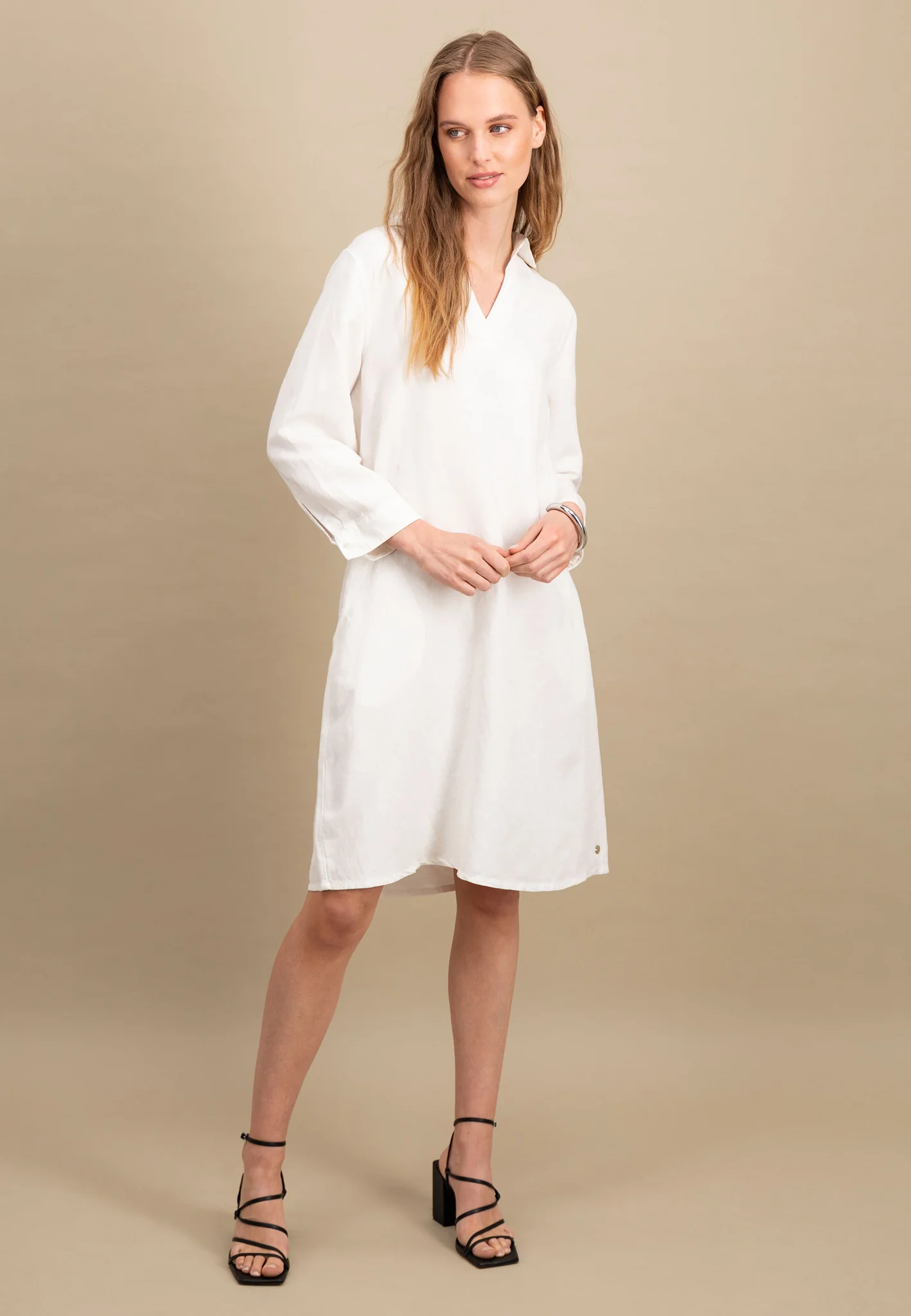 Midikleid aus Leinen-Viskose-Mix mit V-Ausschnitt - Image 4