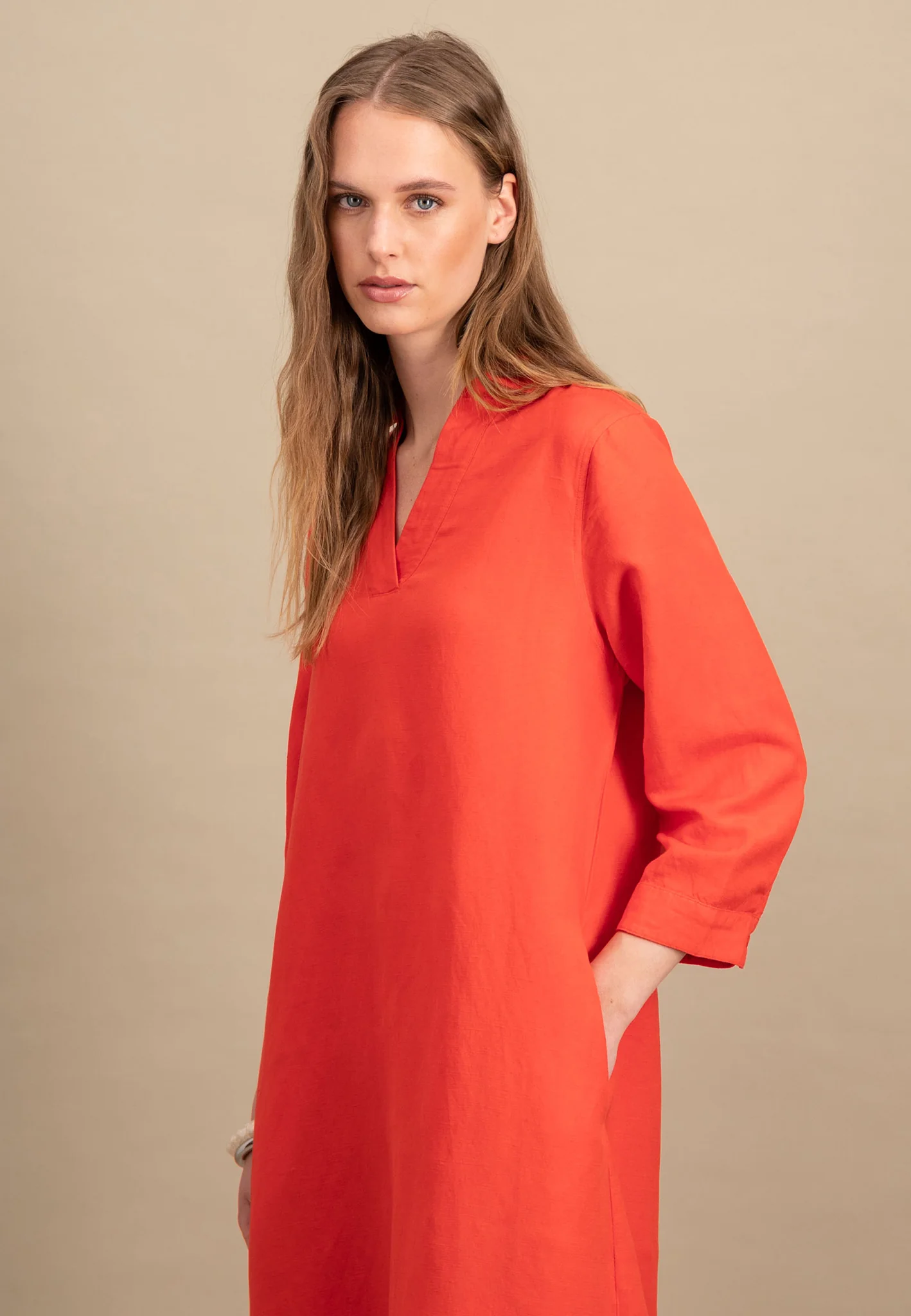 Midikleid aus Leinen-Viskose-Mix mit V-Ausschnitt - Image 7