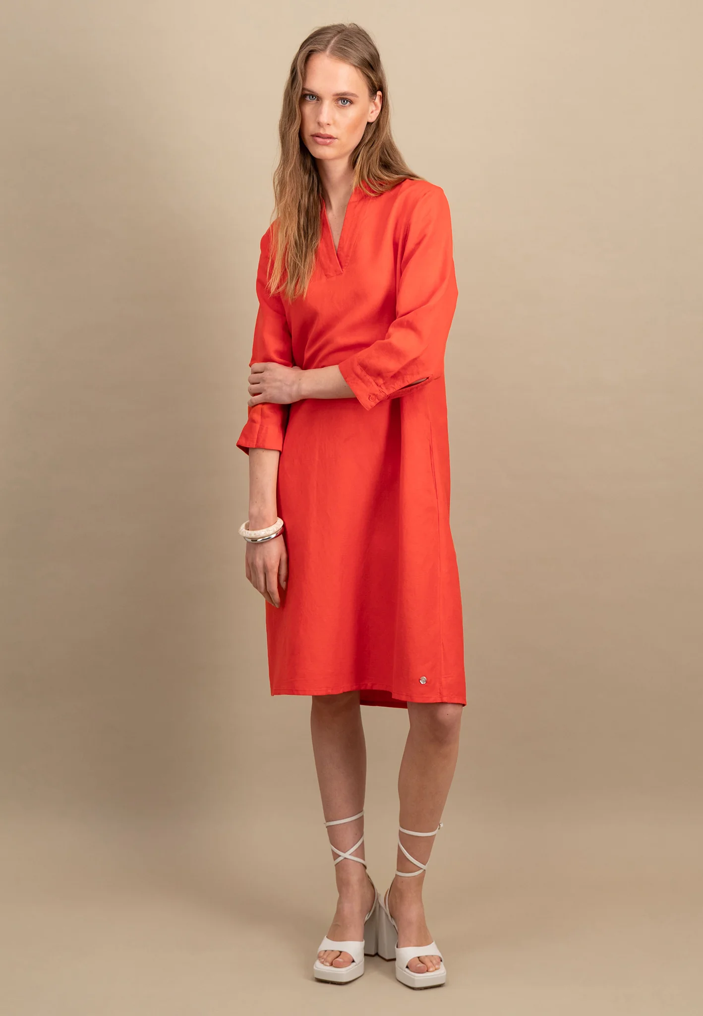 Midikleid aus Leinen-Viskose-Mix mit V-Ausschnitt - Image 8