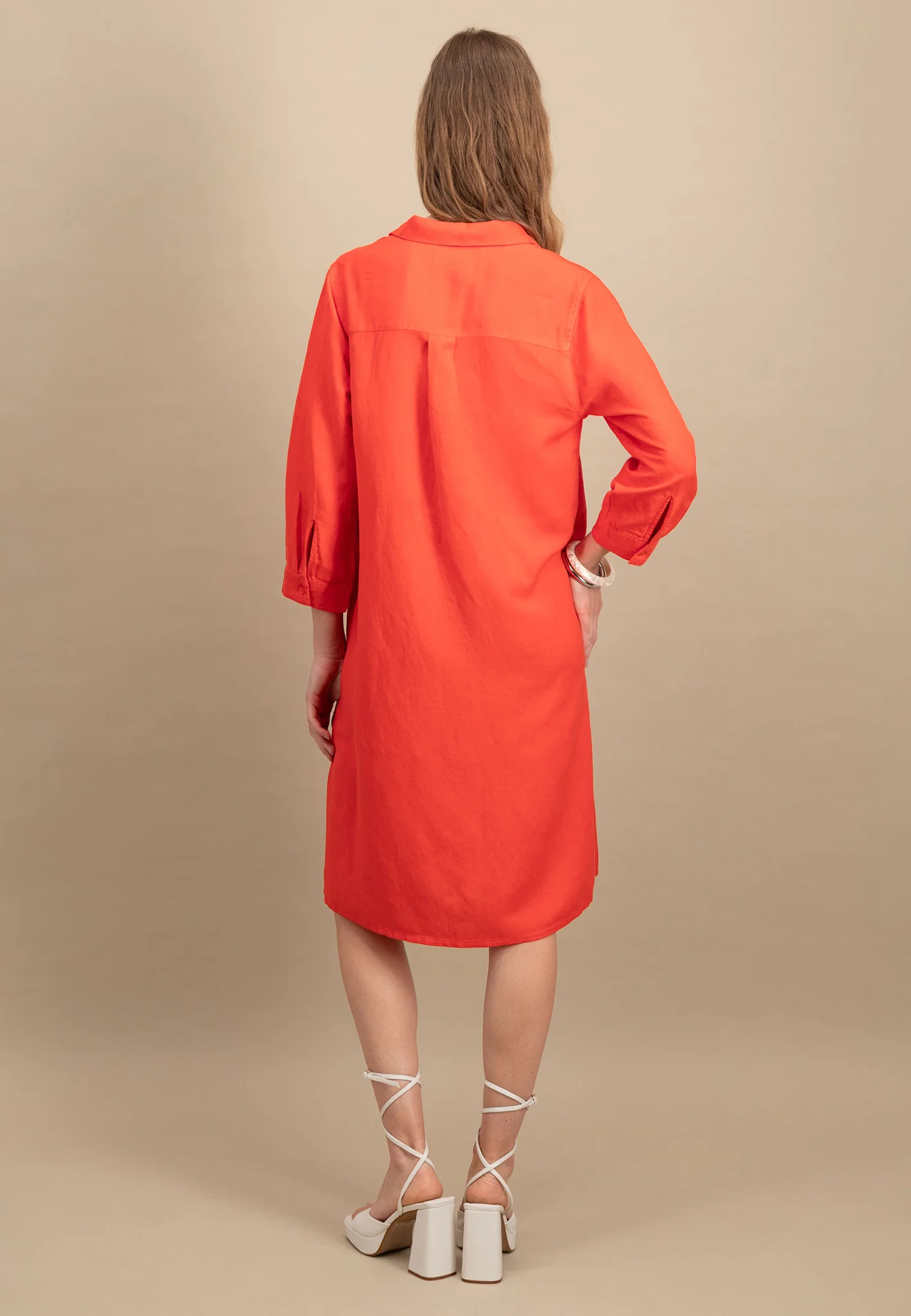 Midikleid aus Leinen-Viskose-Mix mit V-Ausschnitt - Image 9