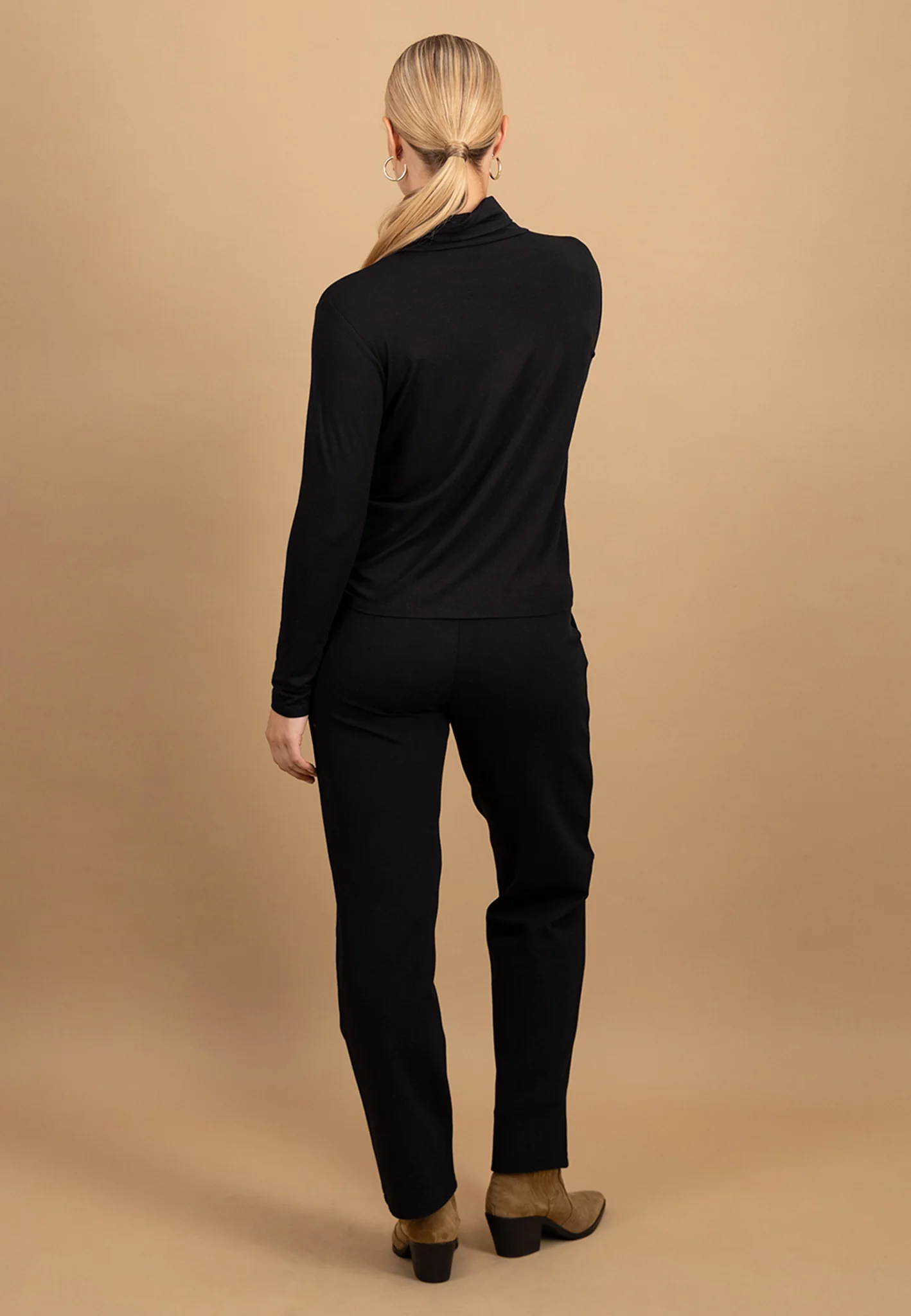 Rollkragenshirt aus Viskose-Stretch mit figurbetonter Passform - Image 9