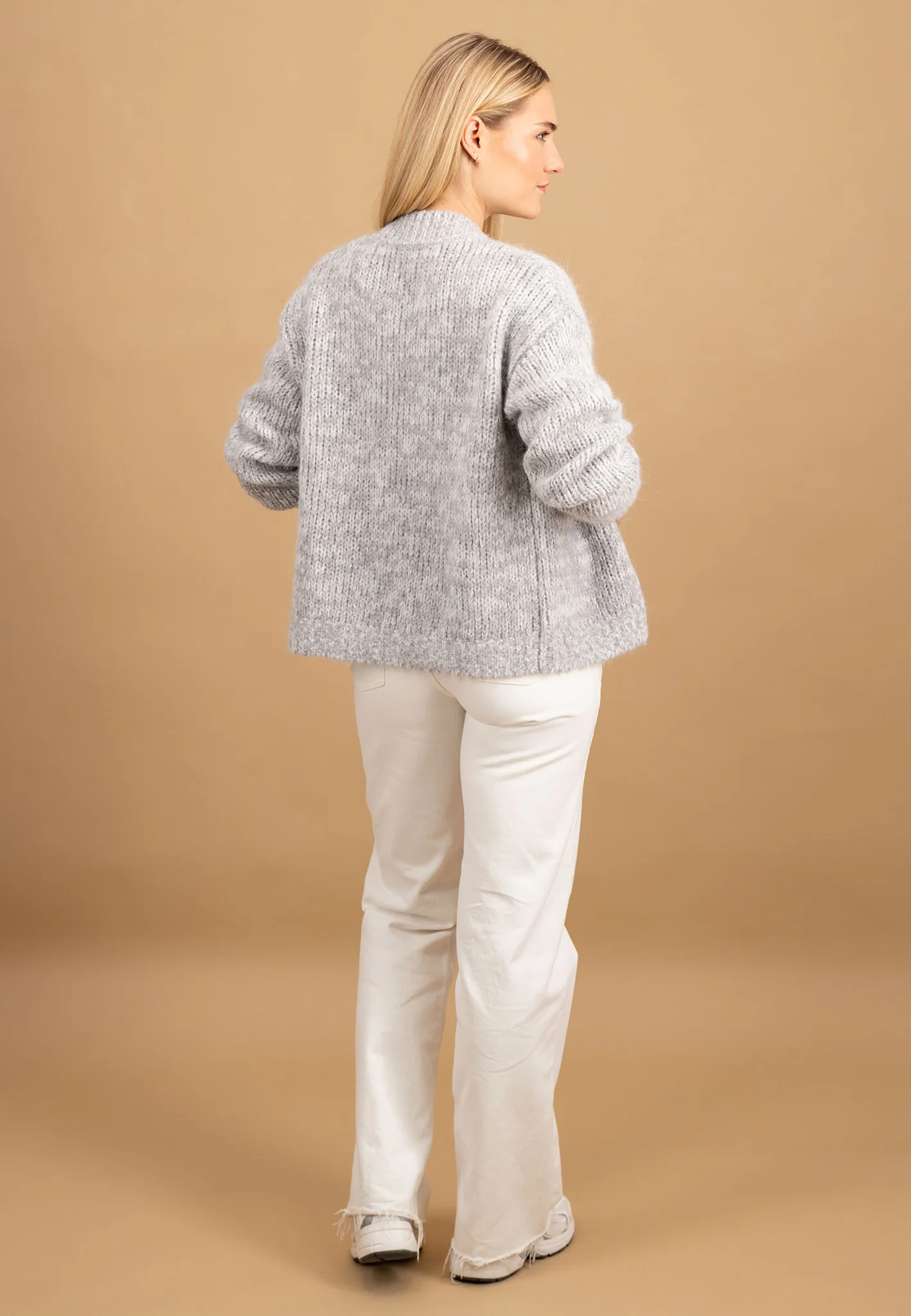 Strickcardigan aus Alpaka-Wollmix mit Knopfleiste und V-Ausschnitt - Image 3