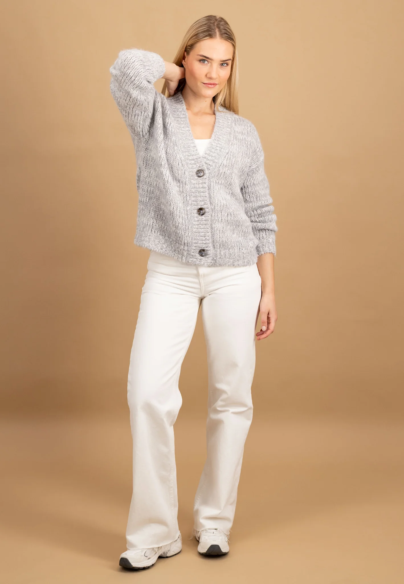 Strickcardigan aus Alpaka-Wollmix mit Knopfleiste und V-Ausschnitt - Image 4