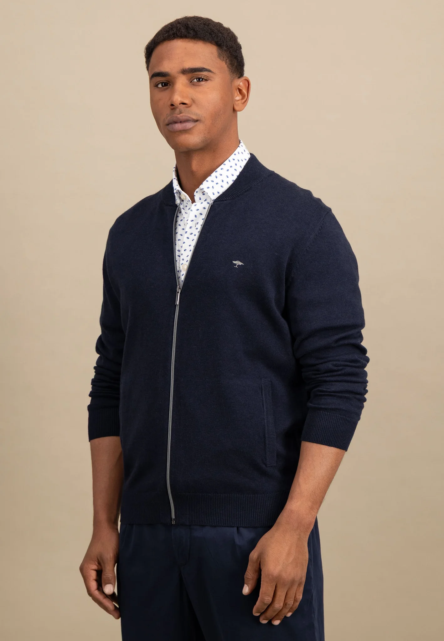 Strickjacke aus Baumwolle mit Collegekragen - Image 23