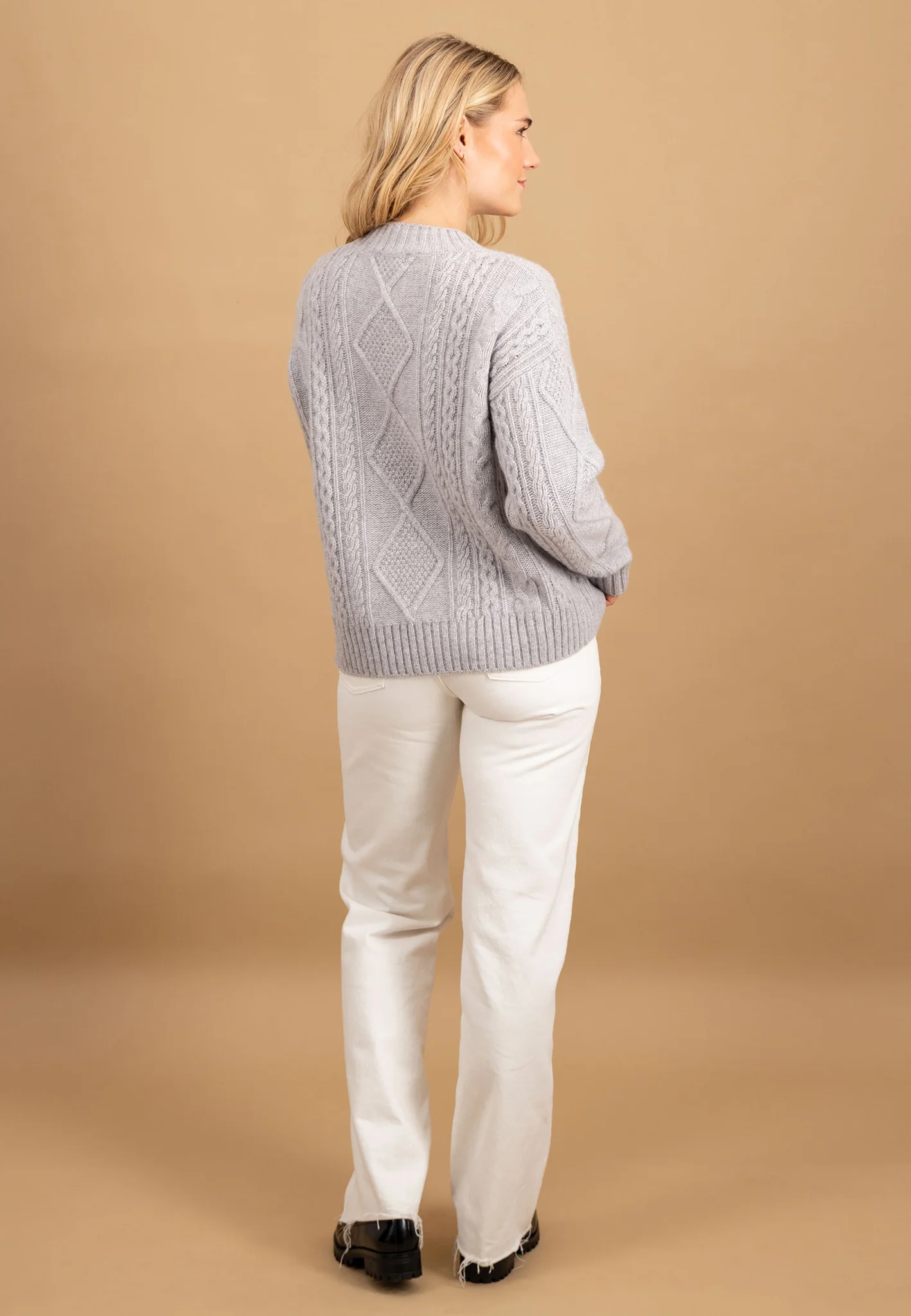 Strickpullover aus reiner Wolle mit Strukturmuster und Stehkragen - Image 3