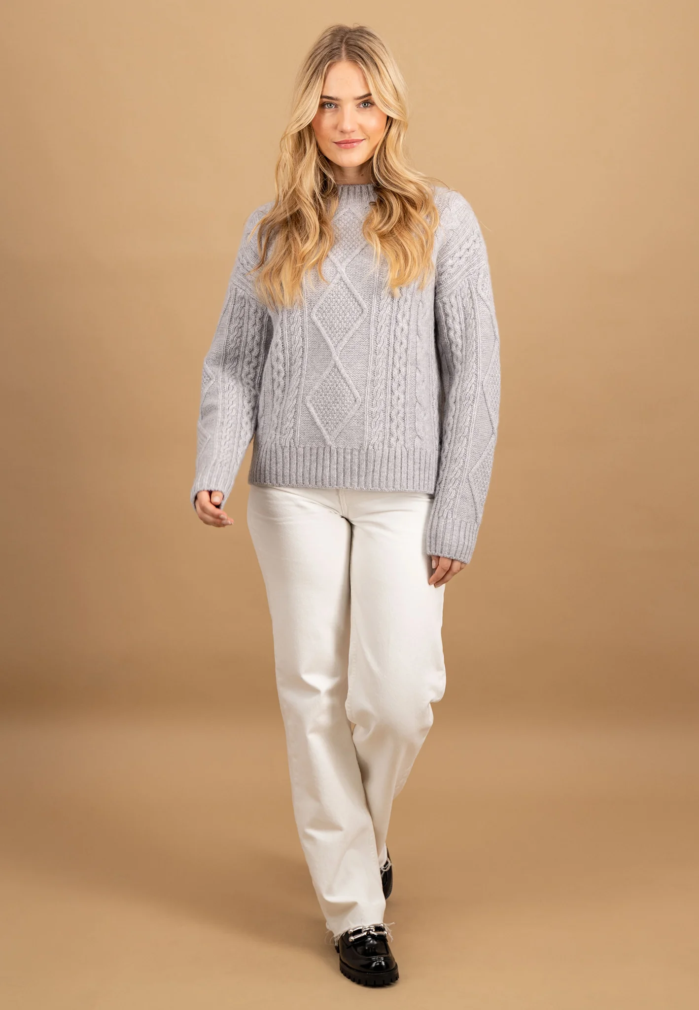 Strickpullover aus reiner Wolle mit Strukturmuster und Stehkragen - Image 4